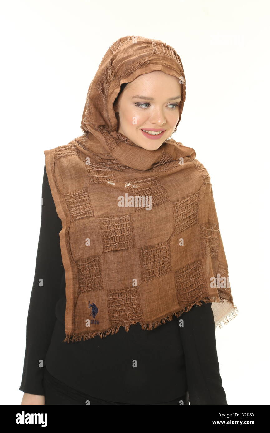 junge muslimische Frau mit Kopftuch Stockfoto