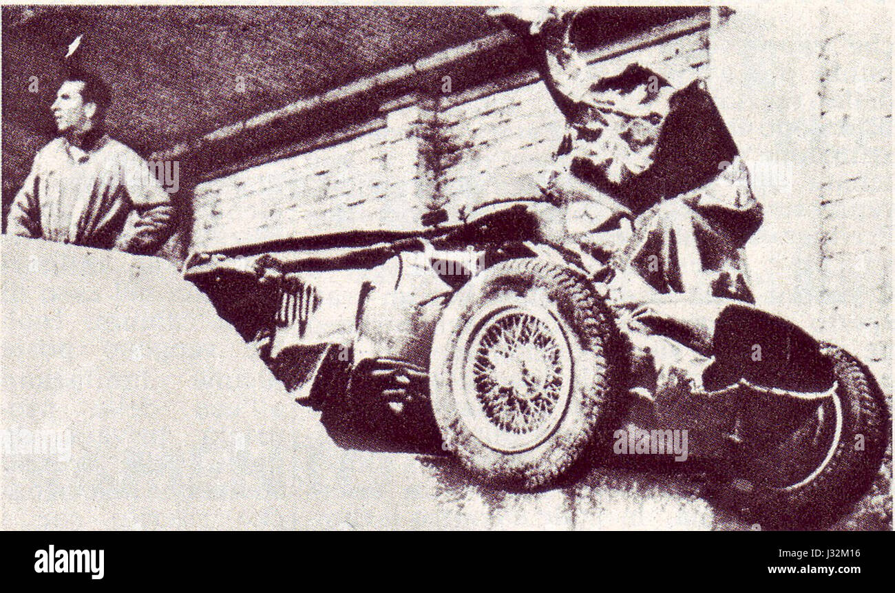 Dieses Bild zeigt das Wrack von Eugenio Castellotti nach einem Unfall in Modena, Italien, einem tragischen Vorfall, an dem der italienische Rennfahrer in den 1950er Jahren beteiligt war Stockfoto