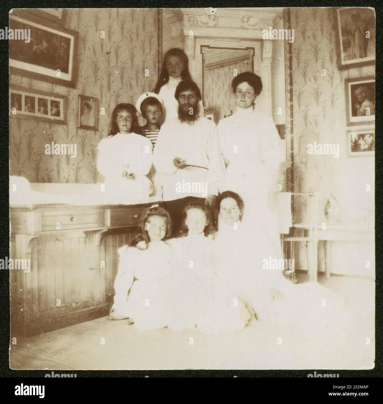 Dieses Bild oder die historische Referenz zeigt Alexandra Feodorowna, die letzte Zarin Russlands, neben Rasputin, ihren Kindern und einer Gouvernante, die ein Licht auf die Beziehungen der königlichen Familie und die einflussreiche Rolle Rasputins wirft. Stockfoto