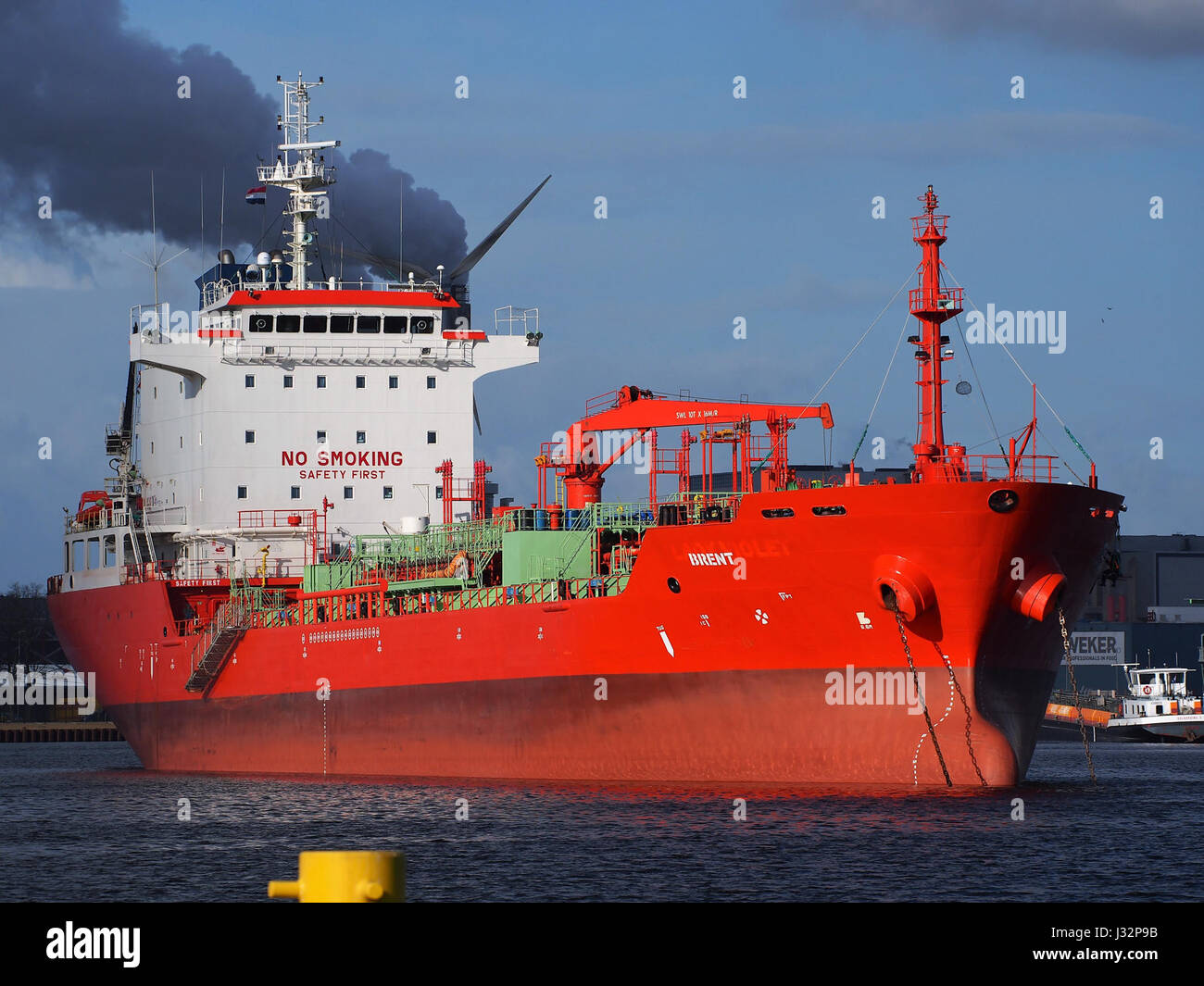 Die Brent, ein 2007 gebautes Schiff mit der IMO-Nummer 9340350, ist im Amsterdamer Hafen angedockt. Dieses Schiff wird für verschiedene Seetätigkeiten eingesetzt, einschließlich des Frachtverkehrs. Seine spezifische Rolle und operative Details beziehen sich auf die globale Schifffahrtsindustrie. Der Hafen von Amsterdam ist ein wichtiger Drehkreuz für die gewerbliche Schifffahrt in Europa, der erhebliche Mengen von Waren und Seeverkehr abwickelt. Stockfoto