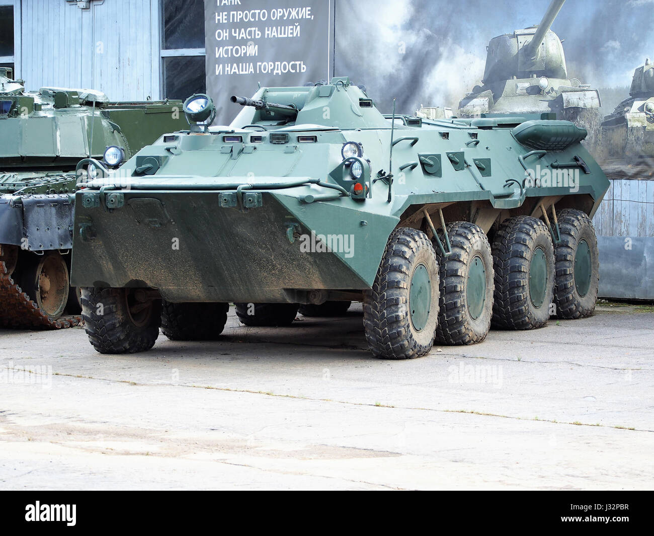 Die BTR-80, ein sowjetischer amphibischer Panzerträger, wird im Kubinka-Panzermuseum ausgestellt. Die BTR-80 wurde für den militärischen Einsatz entwickelt und ist bekannt für ihre Vielseitigkeit in verschiedenen Kampf- und Transportszenarien. Stockfoto
