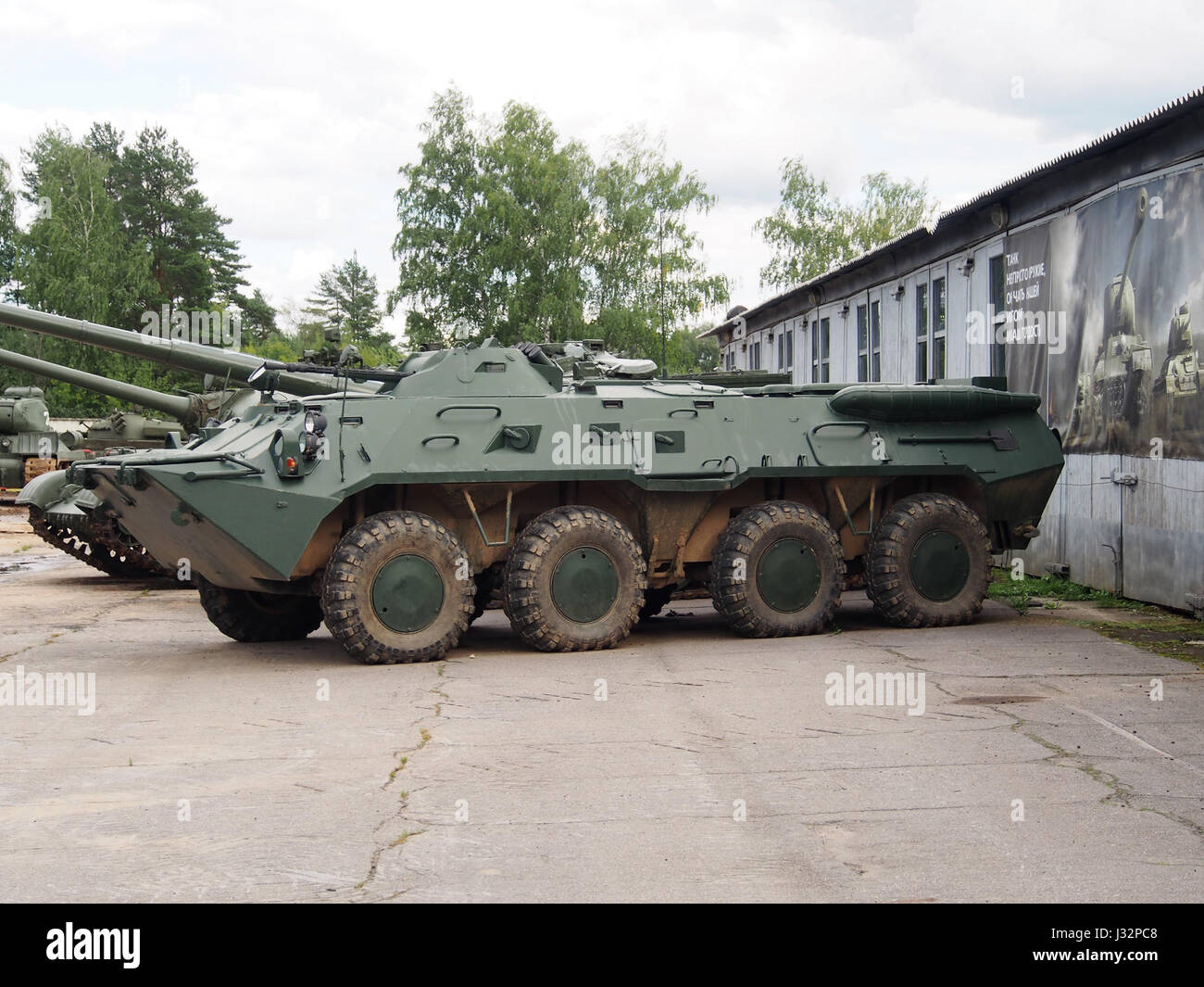 Dieses Bild zeigt die BTR-80, einen amphibischen gepanzerten Personentransporter in Kubinka, Russland. Der BTR-80 ist ein vielseitiges Militärfahrzeug, das von verschiedenen Streitkräften eingesetzt wird und für seine Mobilität zu Land und zu Wasser sowie für seine Rolle bei modernen militärischen Operationen bekannt ist. Stockfoto