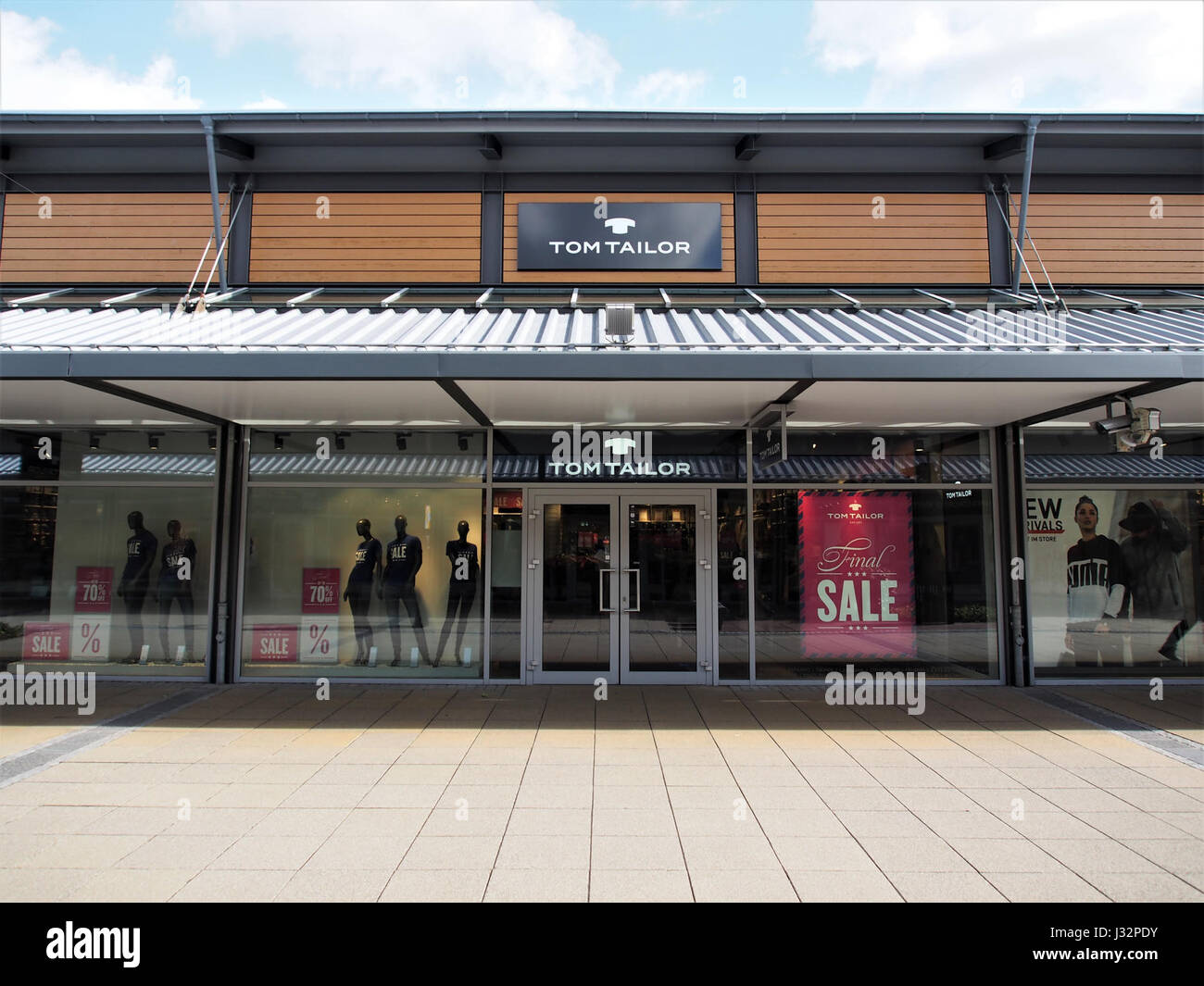 Das Outlet Center in Zweibrücken verfügt über eine Reihe von Einzelhandelsgeschäften, darunter die Marke Tom Tailor, die Kleidung und Accessoires für Männer, Frauen und Kinder anbietet. Es ist bekannt für ermäßigte Preise für hochwertige Modeartikel. Stockfoto