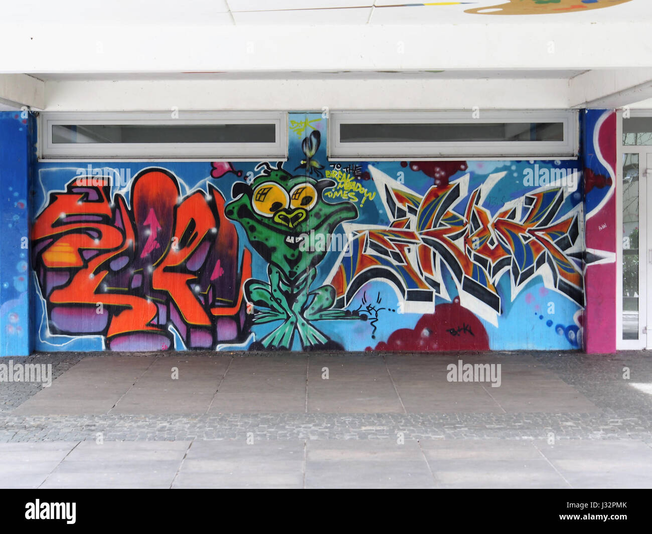 Dieses Bild zeigt eine Klassenszene an der Erweiterten Realschule Saarbrücken Bruchwiese, einer Sekundarschule in Saarbrücken, die einen Einblick in das Lernumfeld und das Bildungsumfeld der Schule bietet. Stockfoto