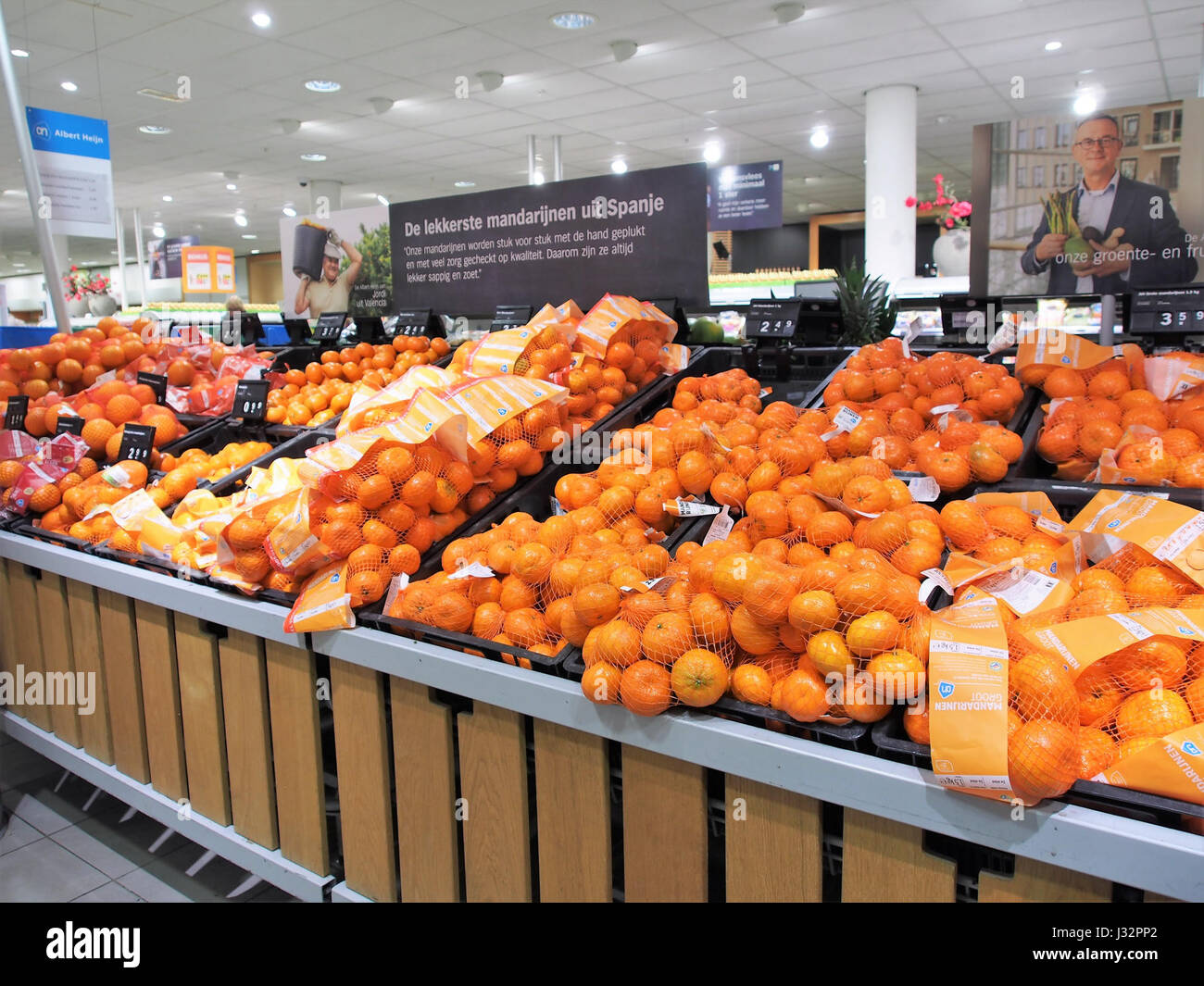 Ein Foto von Orangen bei Albert Heijn, einer niederländischen Supermarktkette. Das Bild zeigt das Obst-Display und spiegelt das tägliche Einkaufserlebnis in einem typischen niederländischen Supermarkt wider. Stockfoto