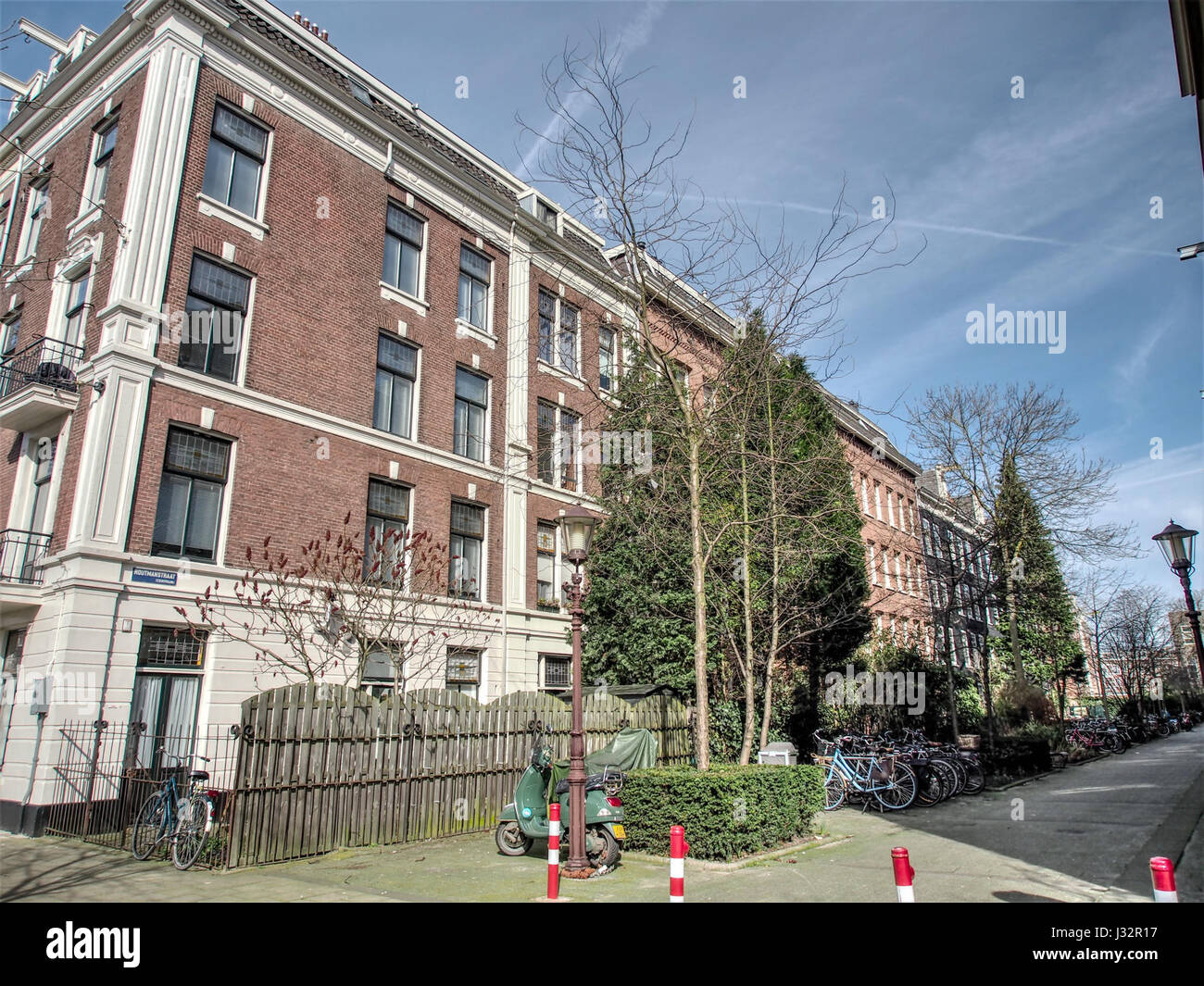 Foto von Houtmanstraat, das die urbane Szene mit Gebäuden und Blick auf die Straße einfängt. Stellt das tägliche Leben und die Architektur in einer städtischen Umgebung dar. Stockfoto