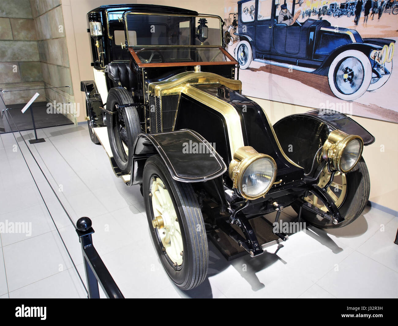 Der Renault Type DP Coupe-Chauffeur von 1913, ein Luxusauto, demonstriert die französische Fahrzeugtechnik des frühen 20. Jahrhunderts und zeichnet sich durch eine stilvolle Coupé-Karosserie aus. Stockfoto
