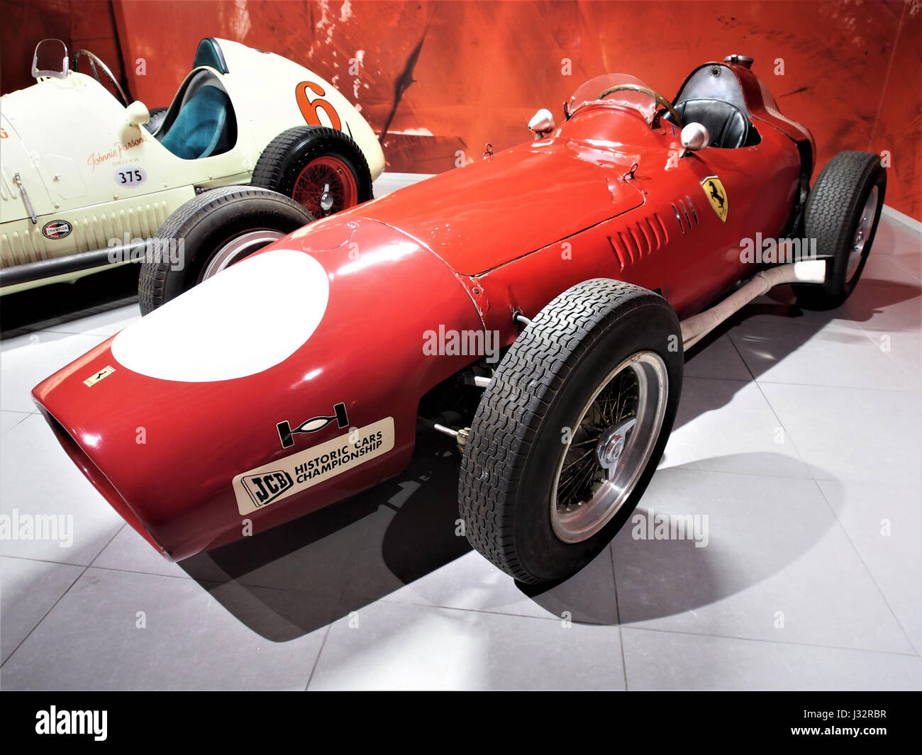 Der 1957er Ferrari 625 war ein prominenter Rennwagen der Tasman Series mit einem Vierzylindermotor mit 250 PS und einem Hubraum von 2,8 Litern. Dieses Fahrzeug war bekannt für seine Leistung im Motorsport in den späten 1950er Jahren, insbesondere in Neuseeland. Stockfoto