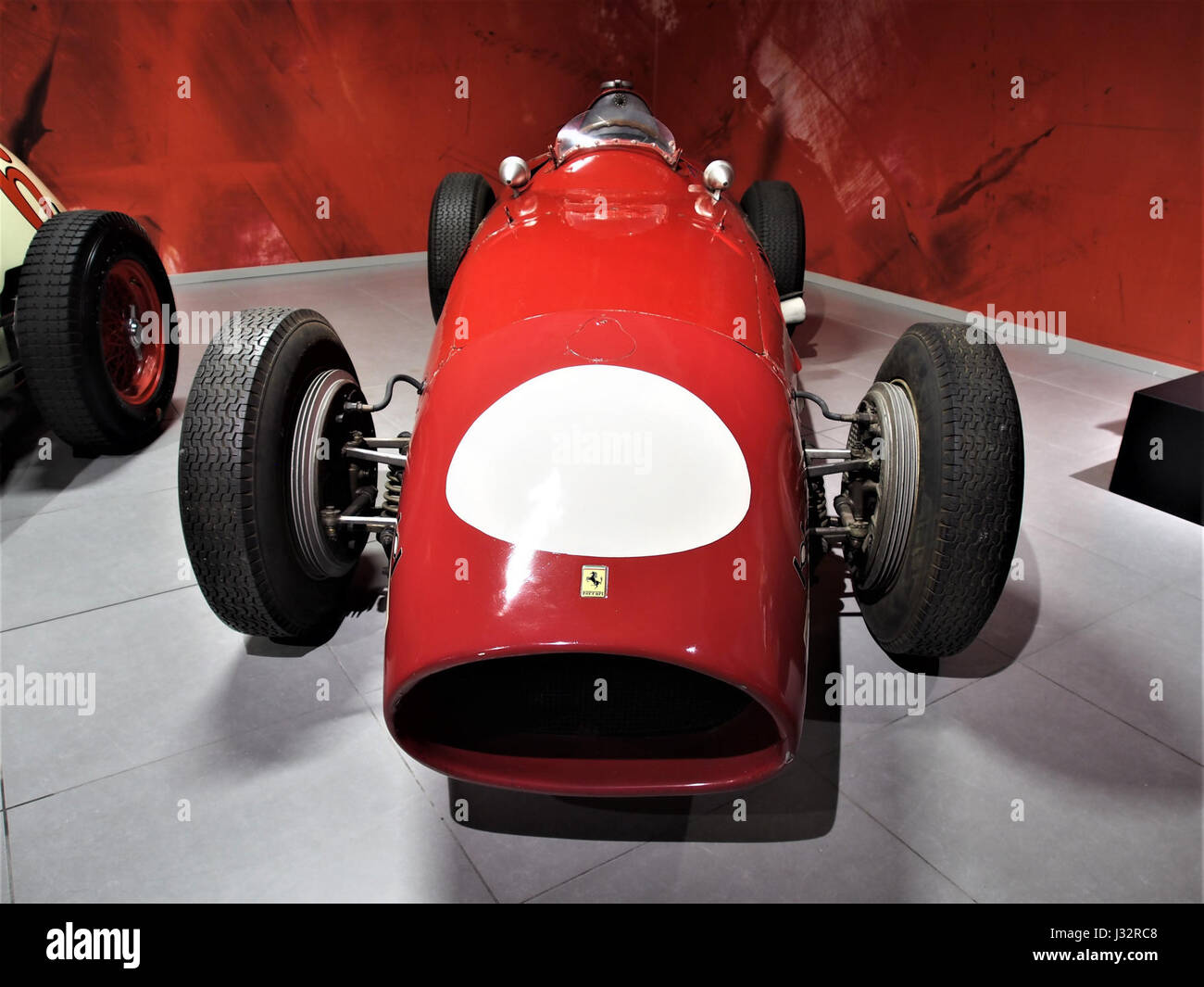 Der 1957er Ferrari 625, ein klassischer Formel-1-Wagen, wurde in der Tasman Series in Neuseeland eingesetzt. Er hatte einen Vierzylindermotor, 250 PS und einen 2,8-Liter-Hubraum, der für sein Design und seine Renngeschichte bekannt ist. Stockfoto