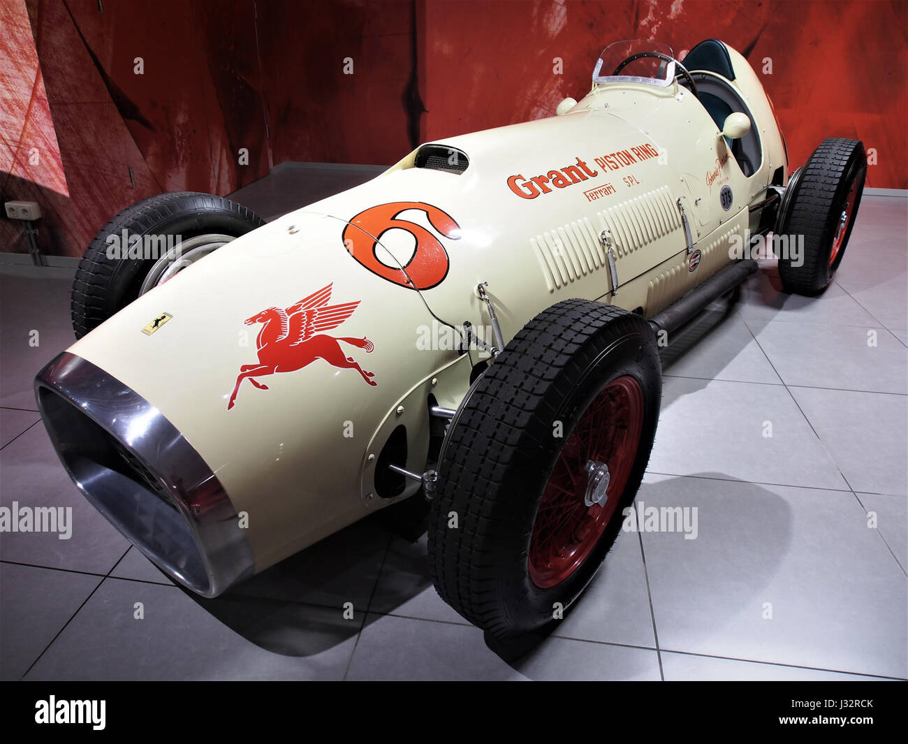 Ein Foto des 1952er Ferrari 375 Indianapolis mit 12-Zylinder-Motor, 380 PS und 4,5 Liter Hubraum zeigt die Renntradition des Fahrzeugs. Stockfoto