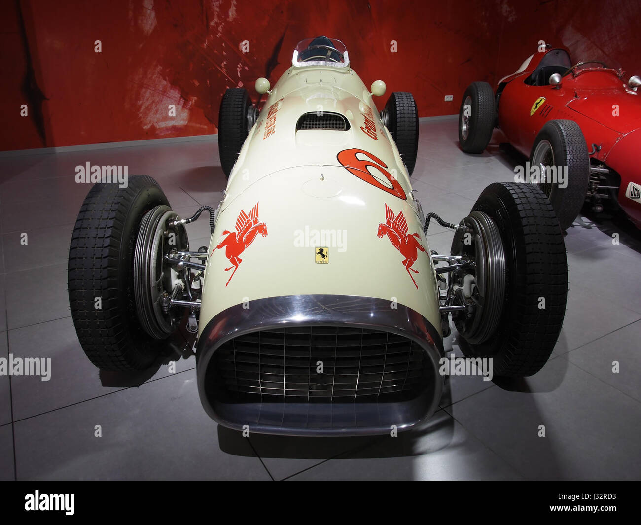 Ein Bild eines Ferrari 375 Indianapolis aus dem Jahr 1952, eines 12-Zylinder-Rennwagens mit 4,5-Liter-Motor, das sein klassisches Design und seine hervorragende Ingenieurskunst im Kontext der Motorsportgeschichte zeigt. Stockfoto