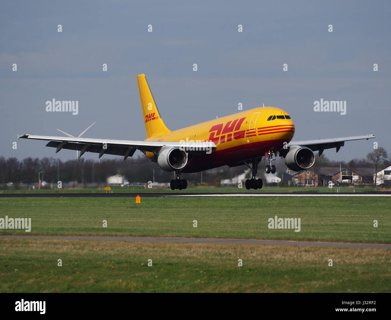 Ein Foto von D-AEAI, einem Airbus A300B4-622R(F), der von DHL Air am Flughafen Schiphol in den Niederlanden betrieben wird. Das Bild zeigt das Flugzeug im Flug und zeigt sein Design und seine Lackierung. Stockfoto