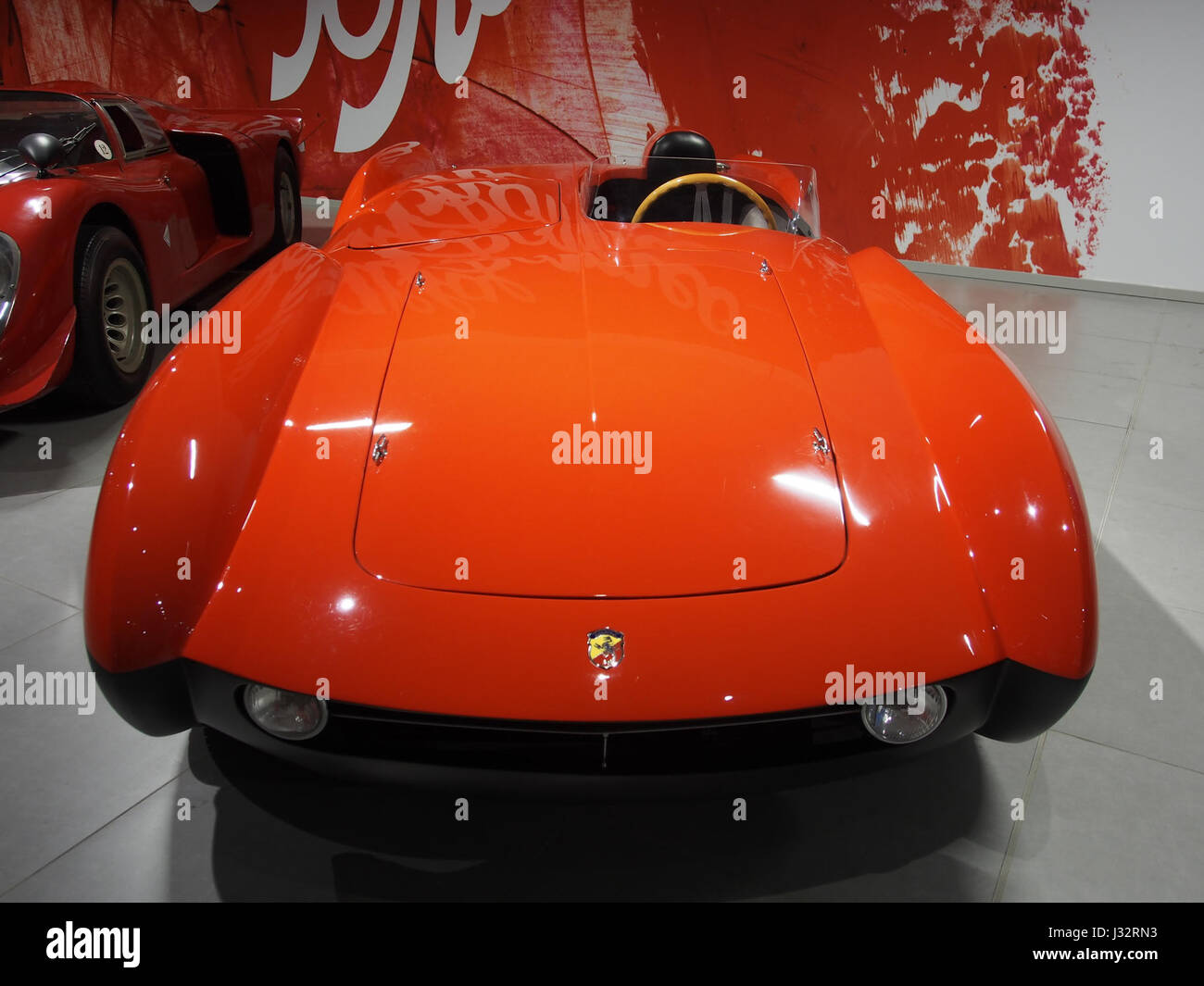 Ein klassischer 1955 Abarth 207 A Spdier Corsa Boano mit 4-Zylinder-Motor, 66 PS und einer Höchstgeschwindigkeit von 180 km/h unterstreicht seine historische Bedeutung im Sportwagendesign. Stockfoto