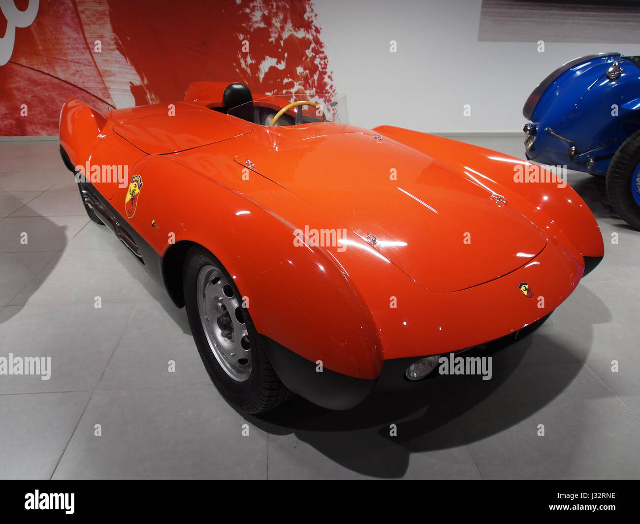Der 1955 Abarth 207 A Spdier Corsa Boano ist ein klassischer Sportwagen mit 4-Zylinder-Motor und einer Leistung von 66 PS. Mit seinem 1,1-Liter-Motor kann er eine Höchstgeschwindigkeit von 180 km/h erreichen, was Abarths Fokus auf Leistung und Leichtbau widerspiegelt. Stockfoto