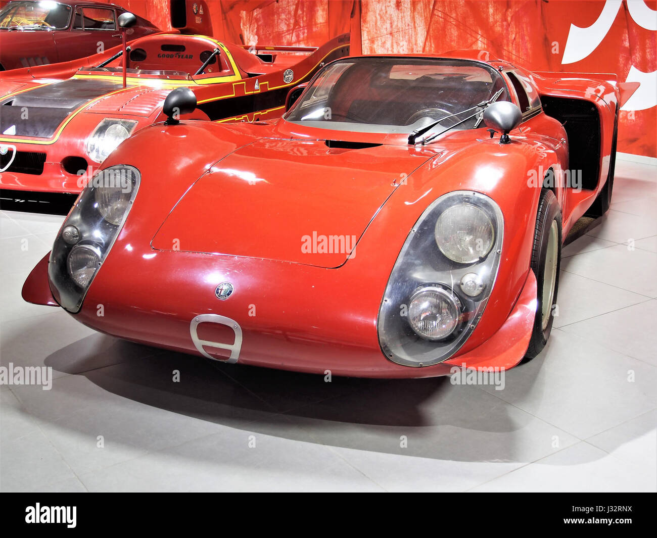 Der 1968 Alfa Romeo Tipo 33/2 Daytona Coupé ist ein klassischer Sportwagen mit 8-Zylinder-Motor und 250 PS. Es war ein Schlüsselmodell in der Renngeschichte von Alfa Romeo und ist bekannt für sein schlankes Design und seine Leistung. Stockfoto