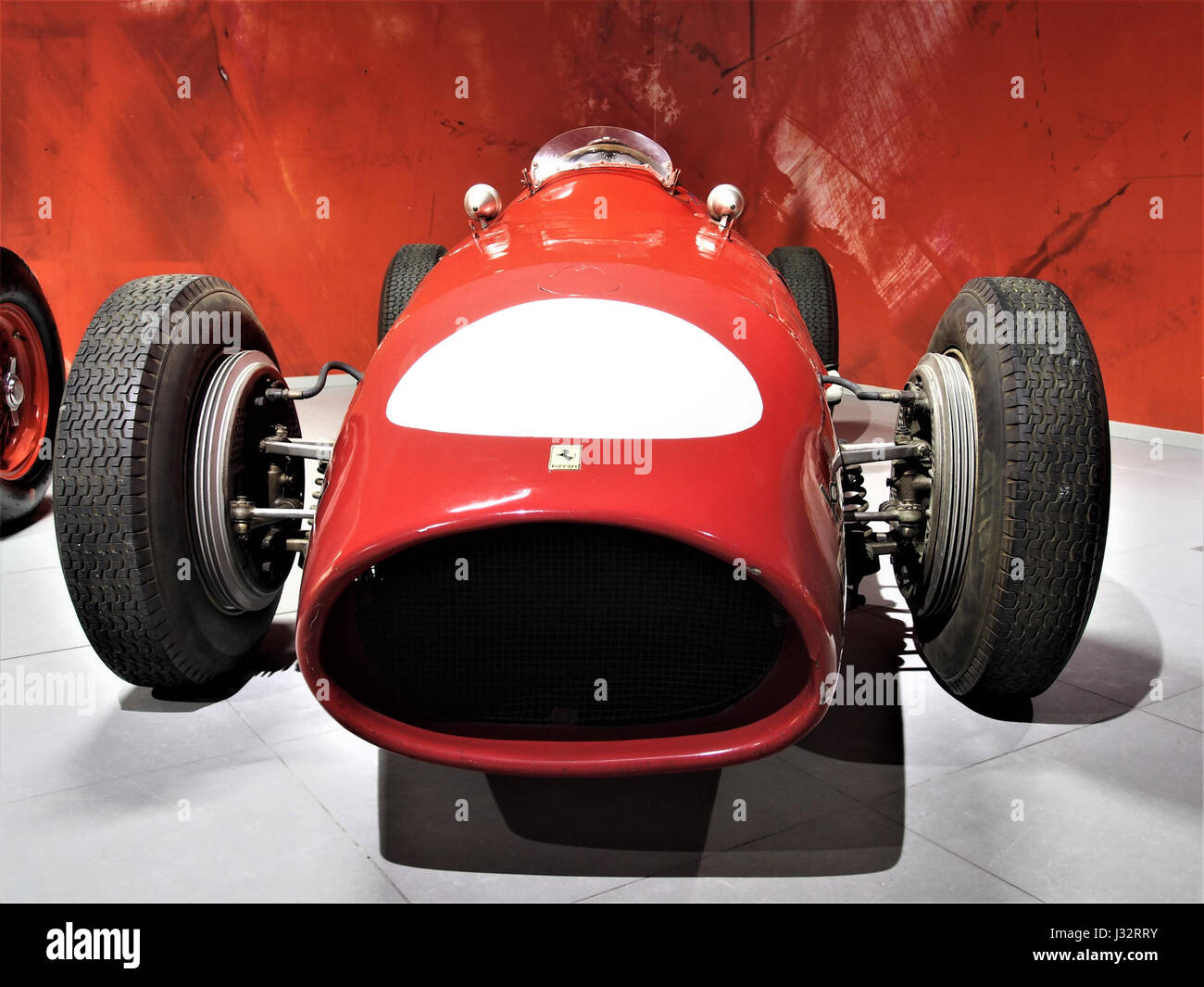 Der 1957 Ferrari 625 ist ein klassischer Rennwagen mit einem Vierzylindermotor mit 250 PS. Dieses Modell nahm an der Tasman Series in Neuseeland Teil und zeigte Ferraris Ingenieurskunst in den 1950er Jahren Stockfoto