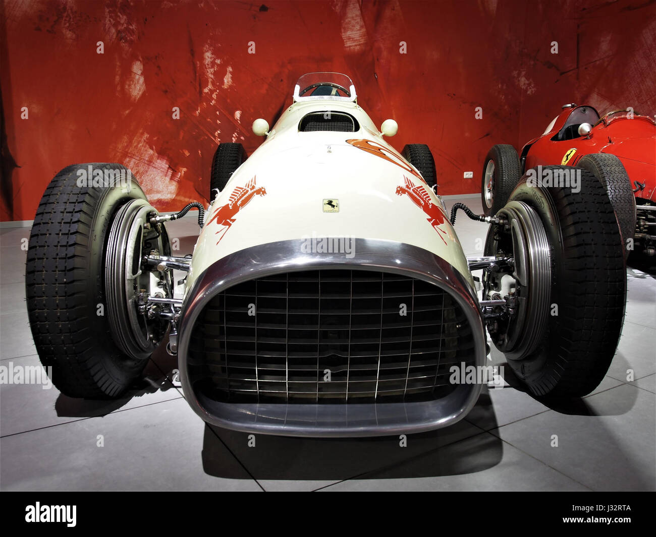 Der 1952er Ferrari 375 Indianapolis war ein Rennwagen mit 12-Zylinder-Motor und 380 PS. Dieses Fahrzeug mit seinem 4,5-Liter-Motor wurde für Hochgeschwindigkeitsrennen entwickelt und im Indianapolis 500 eingesetzt, um Ferraris technisches Können im Motorsport zu demonstrieren. Stockfoto