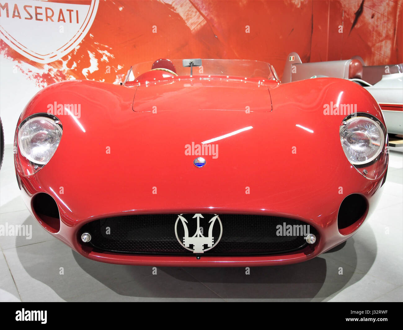 Der 1957 Maserati 300S ist ein klassischer Sportwagen, der für seinen 6-Zylinder-Motor bekannt ist und 280 PS bei einem 3-Liter-Hubraum liefert. Es war Teil von Maseratis Rennsport-Erbe und ein ikonisches Modell aus den 1950er Jahren Stockfoto
