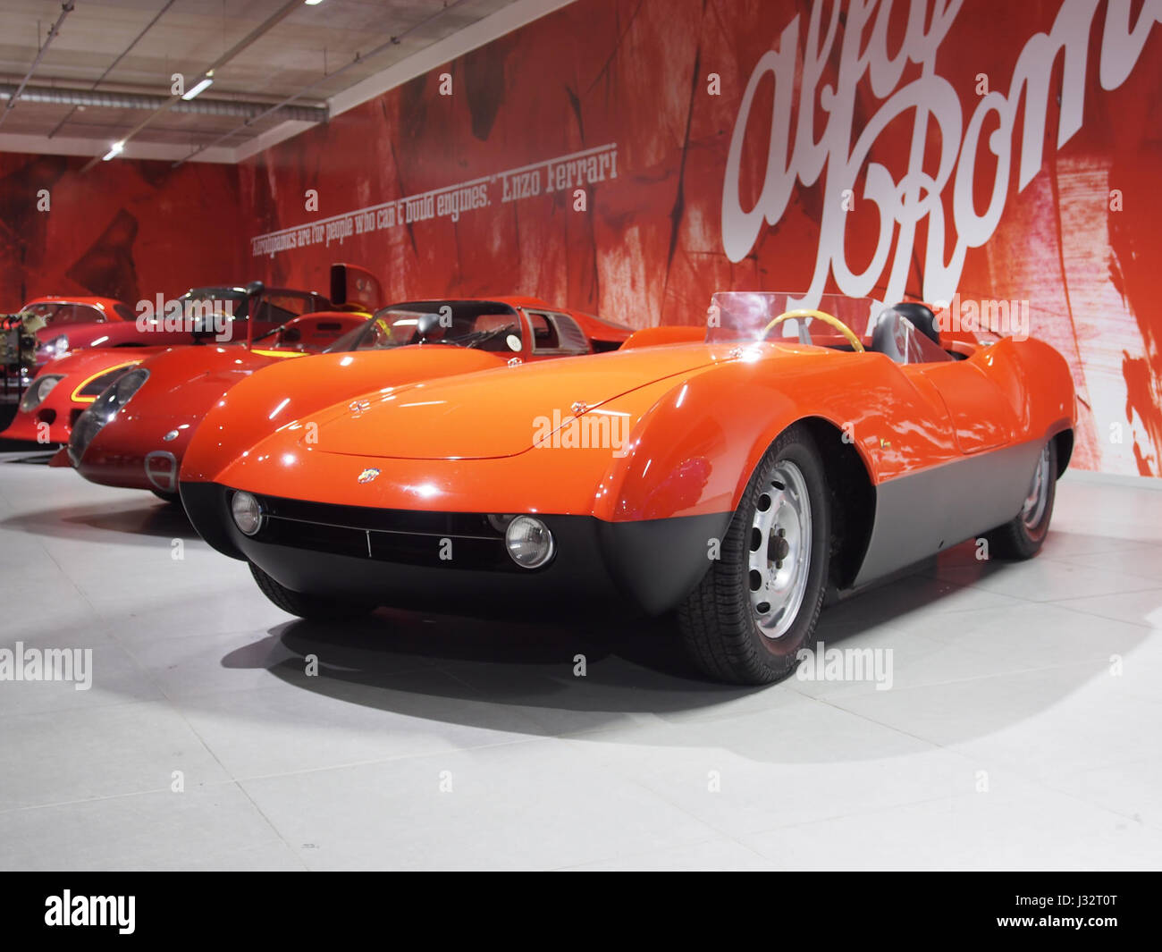 Der 1955 Abarth 207 A Spdier Corsa mit einem 4-Zylinder-Motor und 66 PS ist ein bemerkenswertes Modell in der Geschichte kompakter Performance-Fahrzeuge. Mit einer Höchstgeschwindigkeit von 180 km/h und einem 1,1-Liter-Motor war er bekannt für sein leichtes Design und seine Geschwindigkeit, was ihn zu einem Symbol für italienische Ingenieurskunst und Leistung Mitte des 20. Jahrhunderts machte. Stockfoto