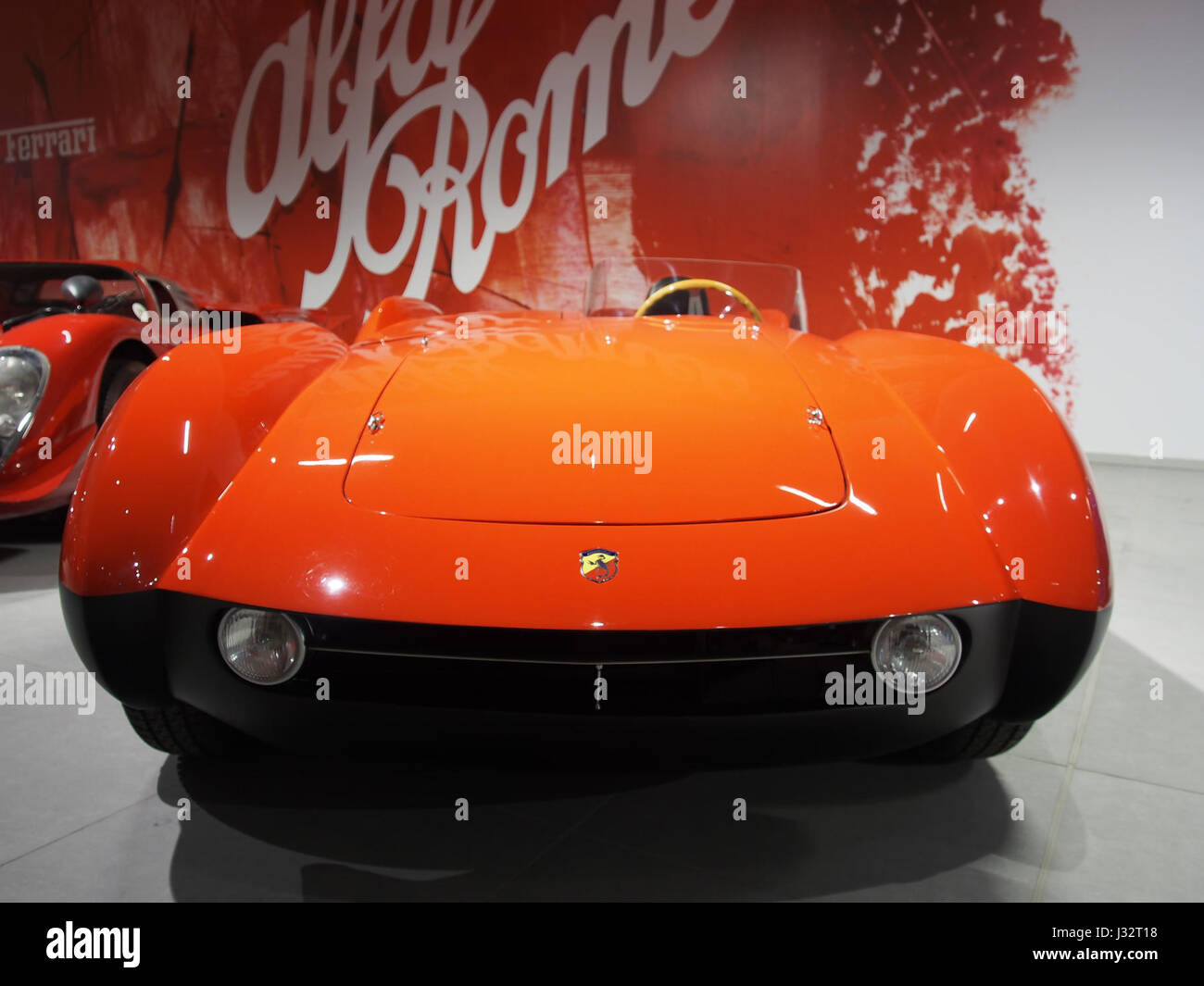 Der 1955 Abarth 207A Spider Corsa Boano ist ein italienischer Oldtimer, der für sein leichtes Design, seinen 4-Zylinder-Motor und seine beeindruckende Höchstgeschwindigkeit von 180 km/h bekannt ist Es war ein angesehener Rennwagen seiner Zeit. Stockfoto