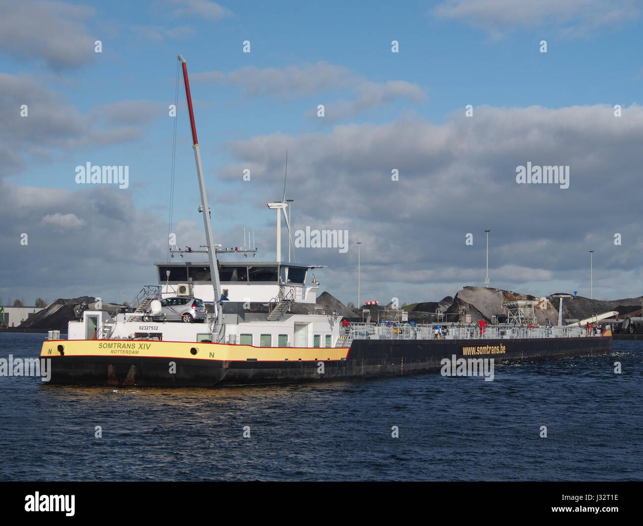 Das Bild zeigt den Somtrans XIV, ein Tanker, der unter ENI 02327532 registriert ist und im Amsterdamer Hafen von Afrikahaven angedockt ist. Dieses Schiff ist an der Beförderung von Erdöl und anderen chemischen Erzeugnissen innerhalb der europäischen Wasserstraßen beteiligt. Stockfoto