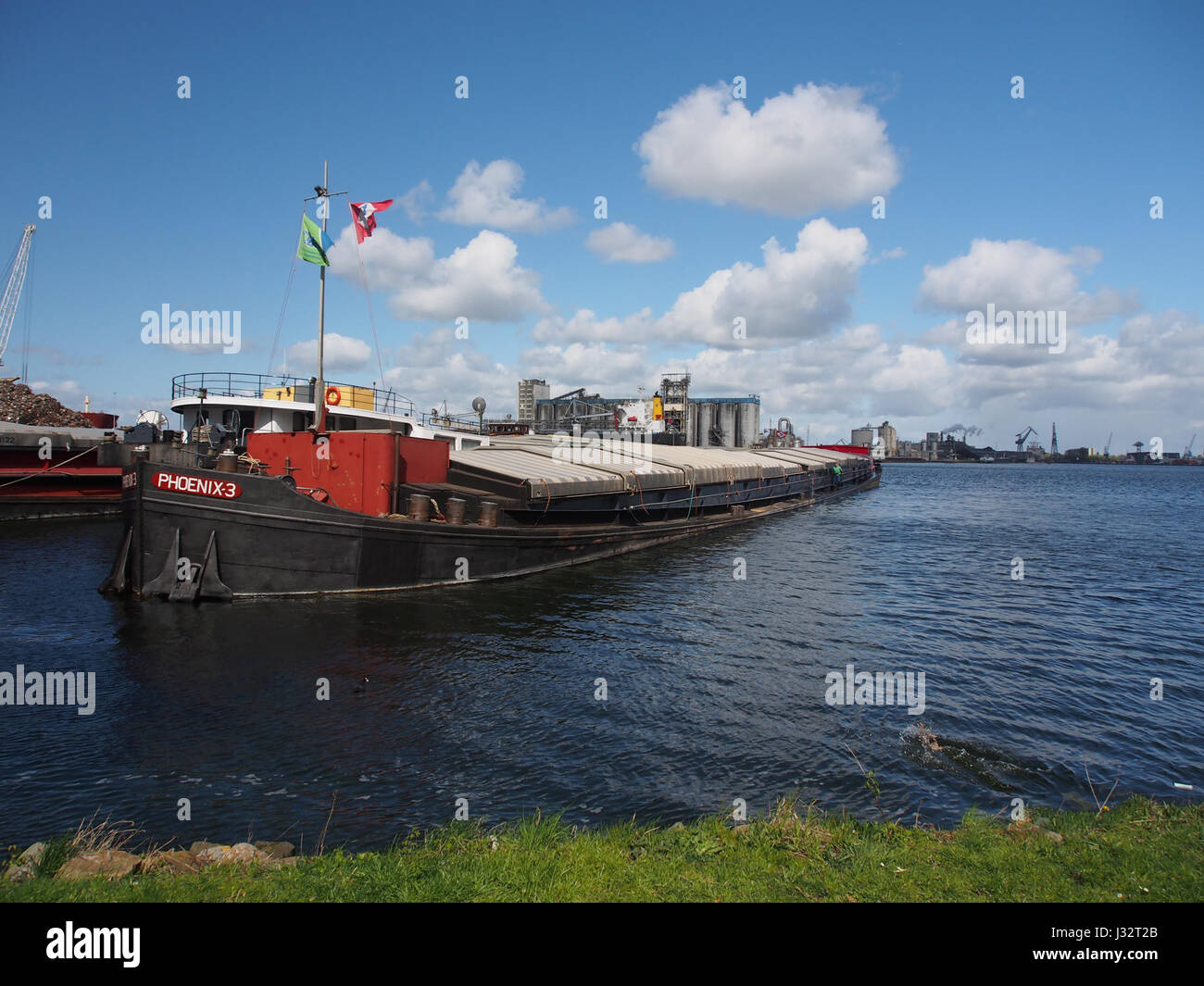 Die Phoenix-3 ist ein historisches Schiff, das 1908 gebaut und unter der ENI 02302985 registriert wurde. Sie wurde im Hafen von Amsterdam gesehen und zeigt seine lange Geschichte und maritime Bedeutung. Stockfoto