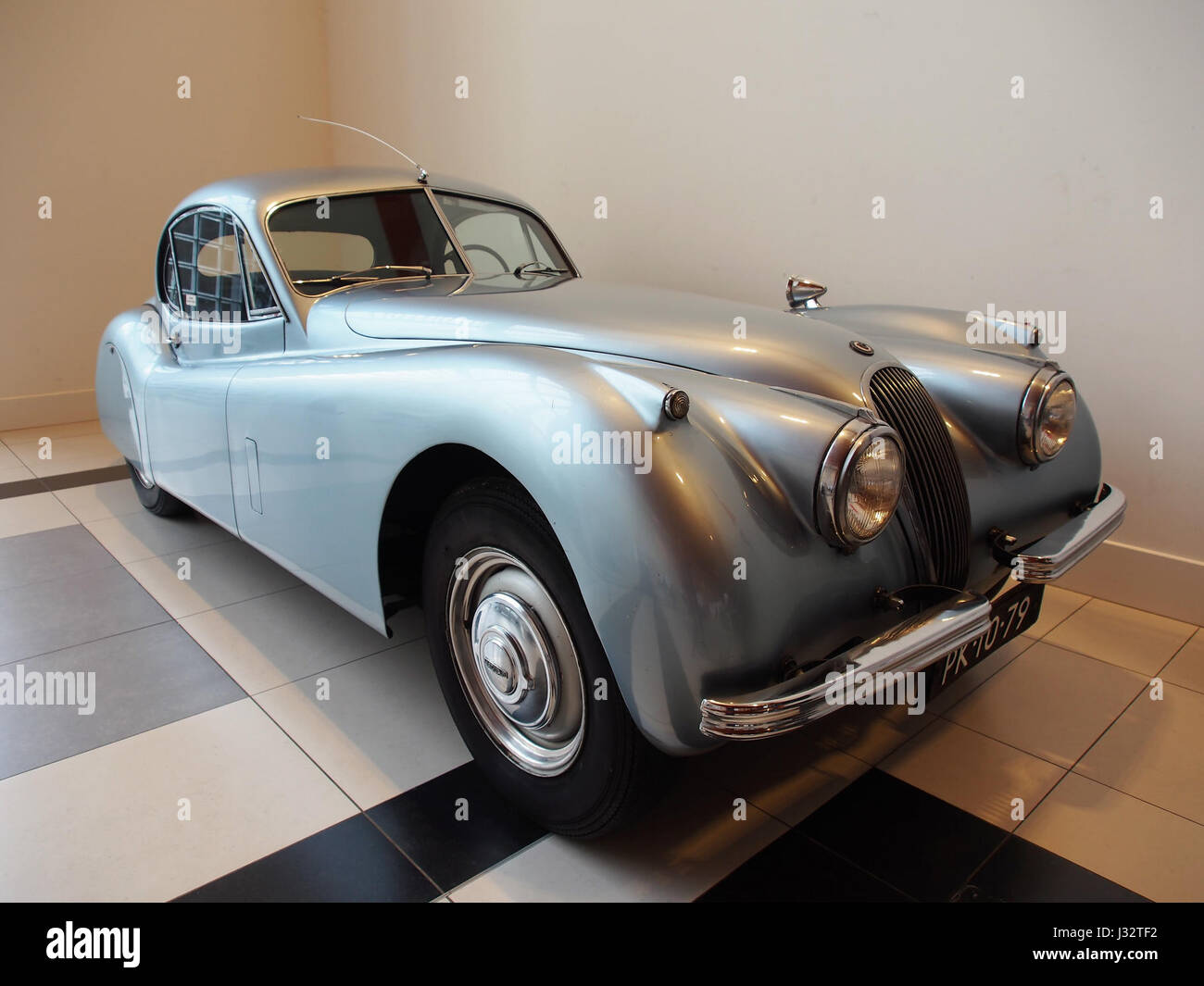 Das 1952 Jaguar XK120 Fixed Head Coupé ist ein klassischer Sportwagen mit 3,4 Liter Sechszylindermotor und 160 PS Leistung. Bekannt für sein schlankes Design, stellt er einen Meilenstein in der britischen Automobiltechnik und -Leistung seiner Zeit dar. Stockfoto
