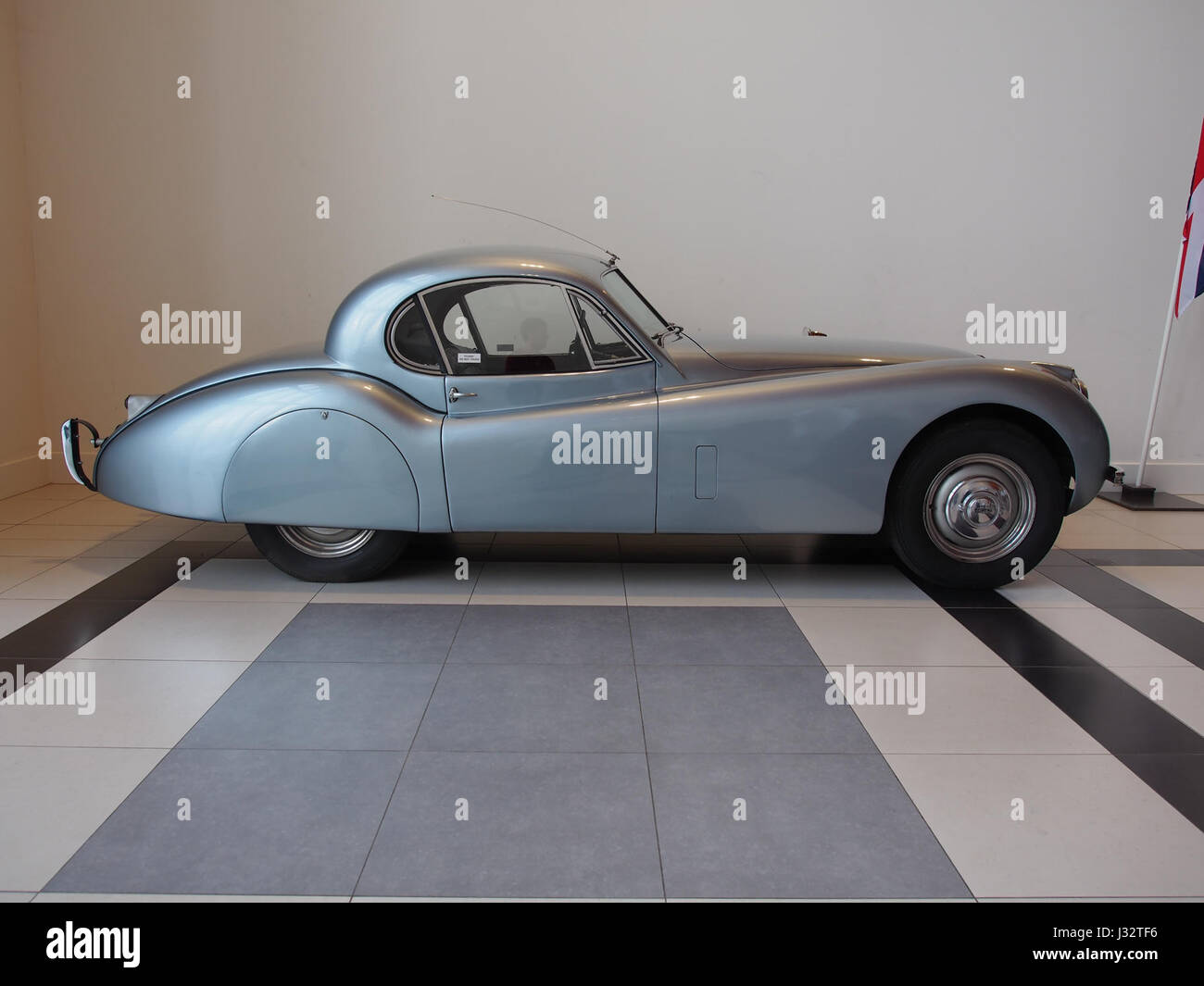 Das 1952 Jaguar XK120 Fixed Head Coupé verfügt über einen 3,4-Liter-6-Zylinder-Motor mit 160 PS. Dieser klassische britische Sportwagen steht für ein legendäres Design in der Automobilgeschichte, das für seine Leistung und Eleganz bekannt ist. Stockfoto