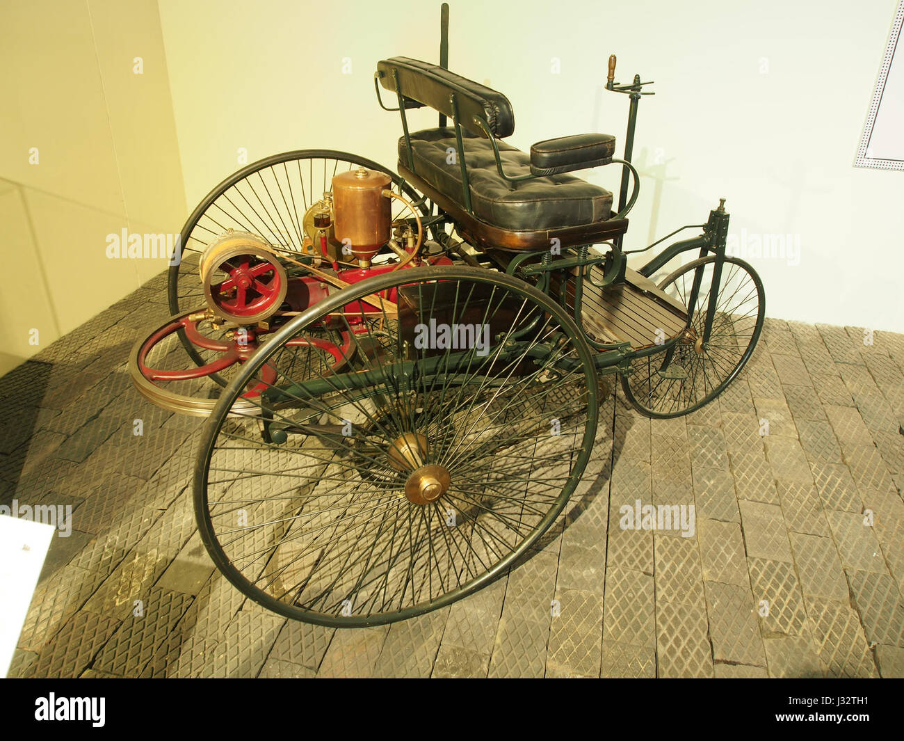 Eine rekonstruierte Fotografie des Benz Patent Motor Car 1886, des ersten praktischen Automobils der Welt, zeigt sein bahnbrechendes Design und die Technik von Carl Benz. Stockfoto