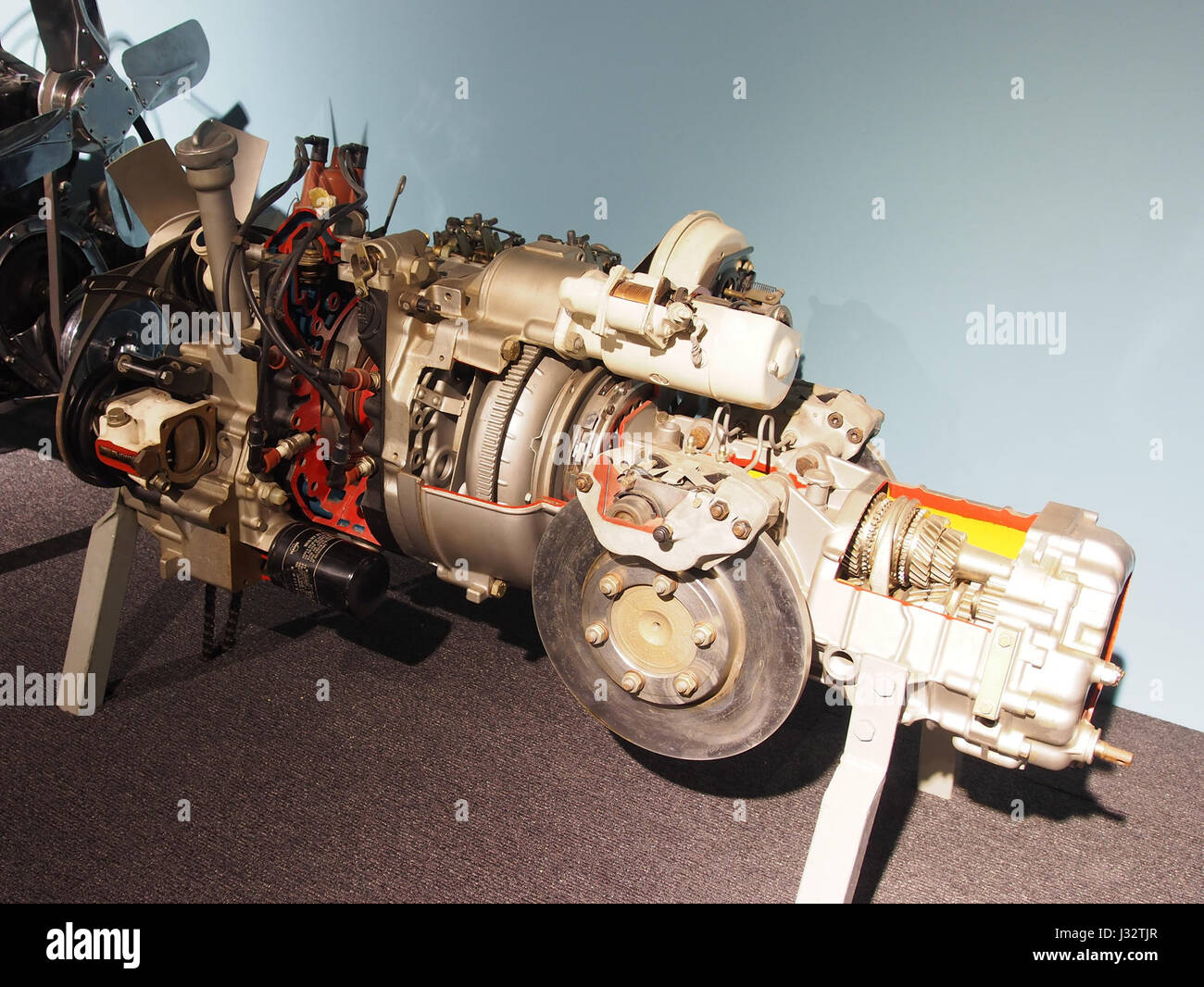 Der NSU RO80 1967 ist mit einem von Felix Wankel entworfenen Drehmotor ausgestattet. Dieses revolutionäre Design war eines der ersten, das in einem Serienwagen zum Einsatz kam, was den innovativen Ansatz von NSU in der Automobiltechnik in den 1960er Jahren unterstreicht Stockfoto