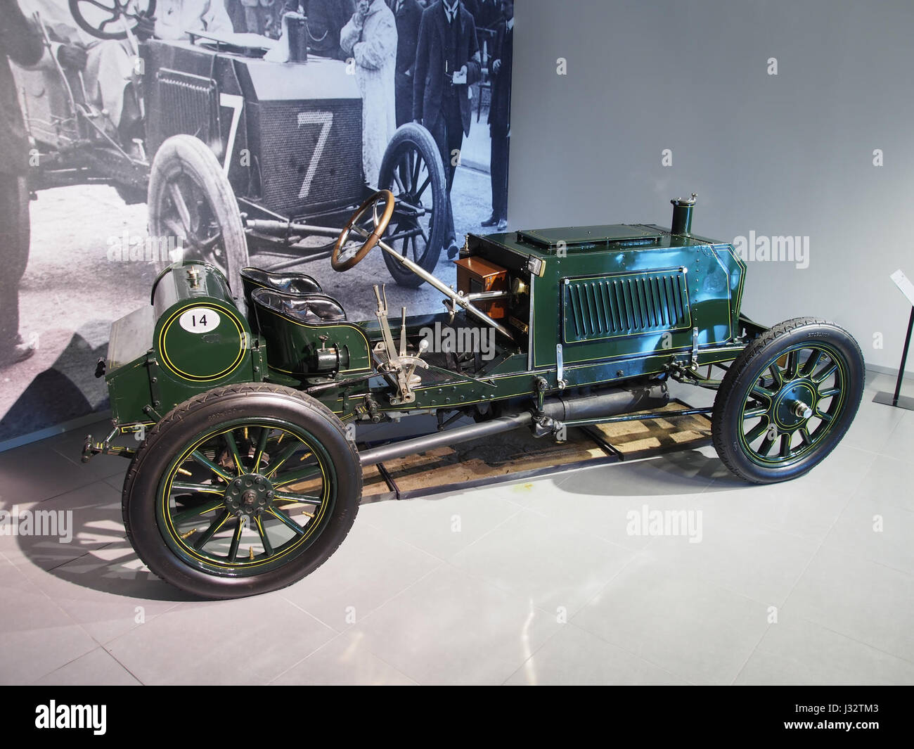 Dieses Foto zeigt ein 1903er Napier mit 100 PS, ein Fahrzeug, das beim Gordon Bennett Cup, einem frühen Motorsport-Event, verwendet wurde. Das Auto ist bekannt für seine bedeutende Rolle in der Geschichte des Automobilrennens. Stockfoto