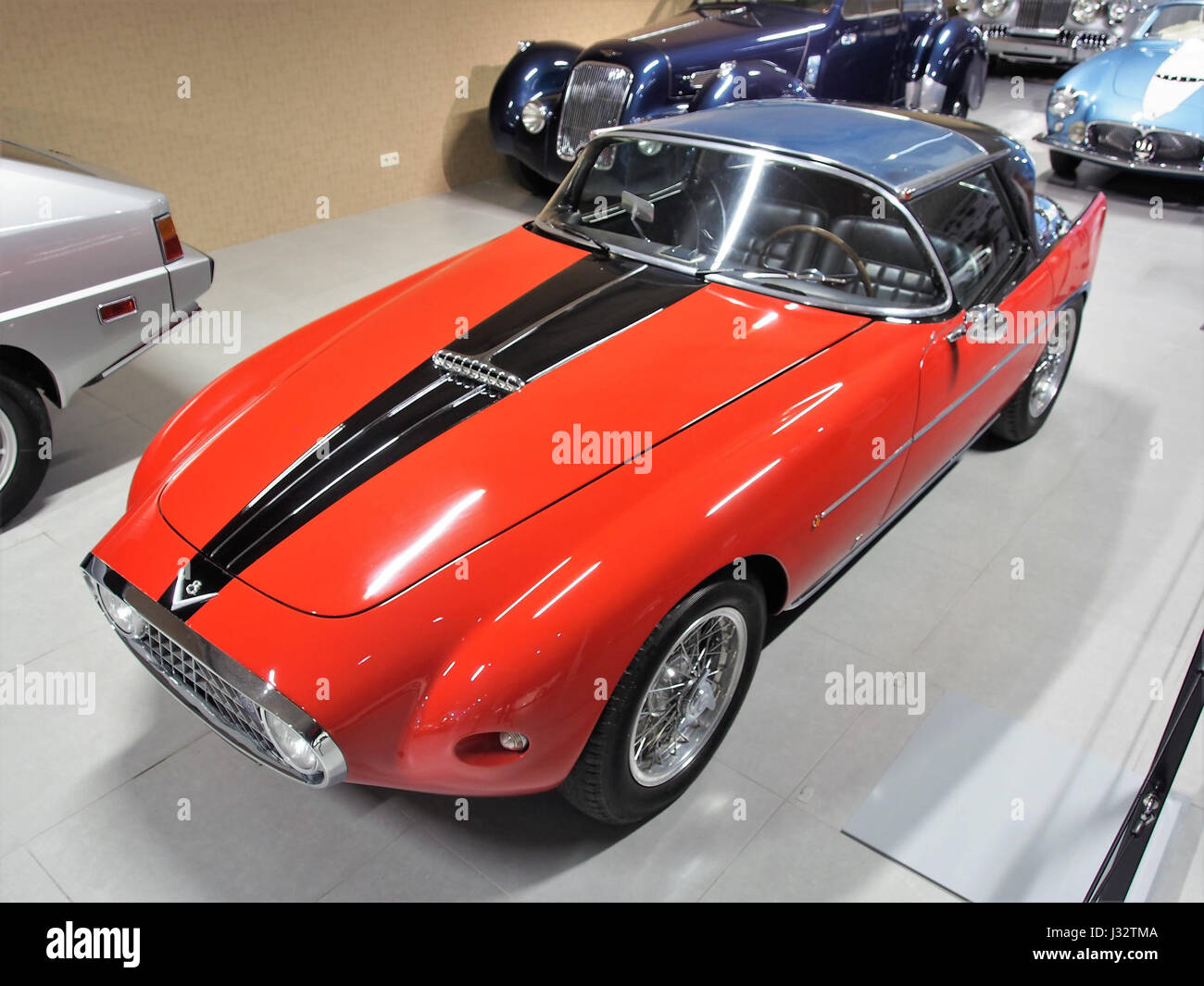 Der 1953 Fiat 8V, ein Sportwagen, ist ein Beispiel für die italienische Automobiltechnik, bekannt für seine leichte Karosserie und seinen V8-Motor. Die DC389MON Rouge Edition zeichnet sich durch ihr schlankes Design und ihre begrenzte Produktion aus. Stockfoto