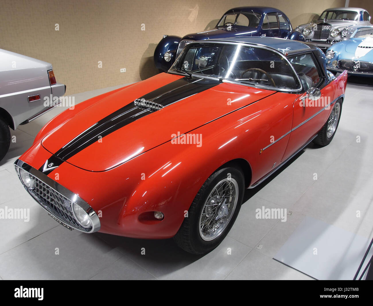 Der 1953 FIAT 8V DC389MON ROUGE ist ein klassischer italienischer Sportwagen, der für sein schlankes Design und den leistungsstarken V8-Motor bekannt ist. Es ist ein seltener Oldtimer, der bei Sammlern und Automobilliebhabern sehr begehrt ist. Stockfoto