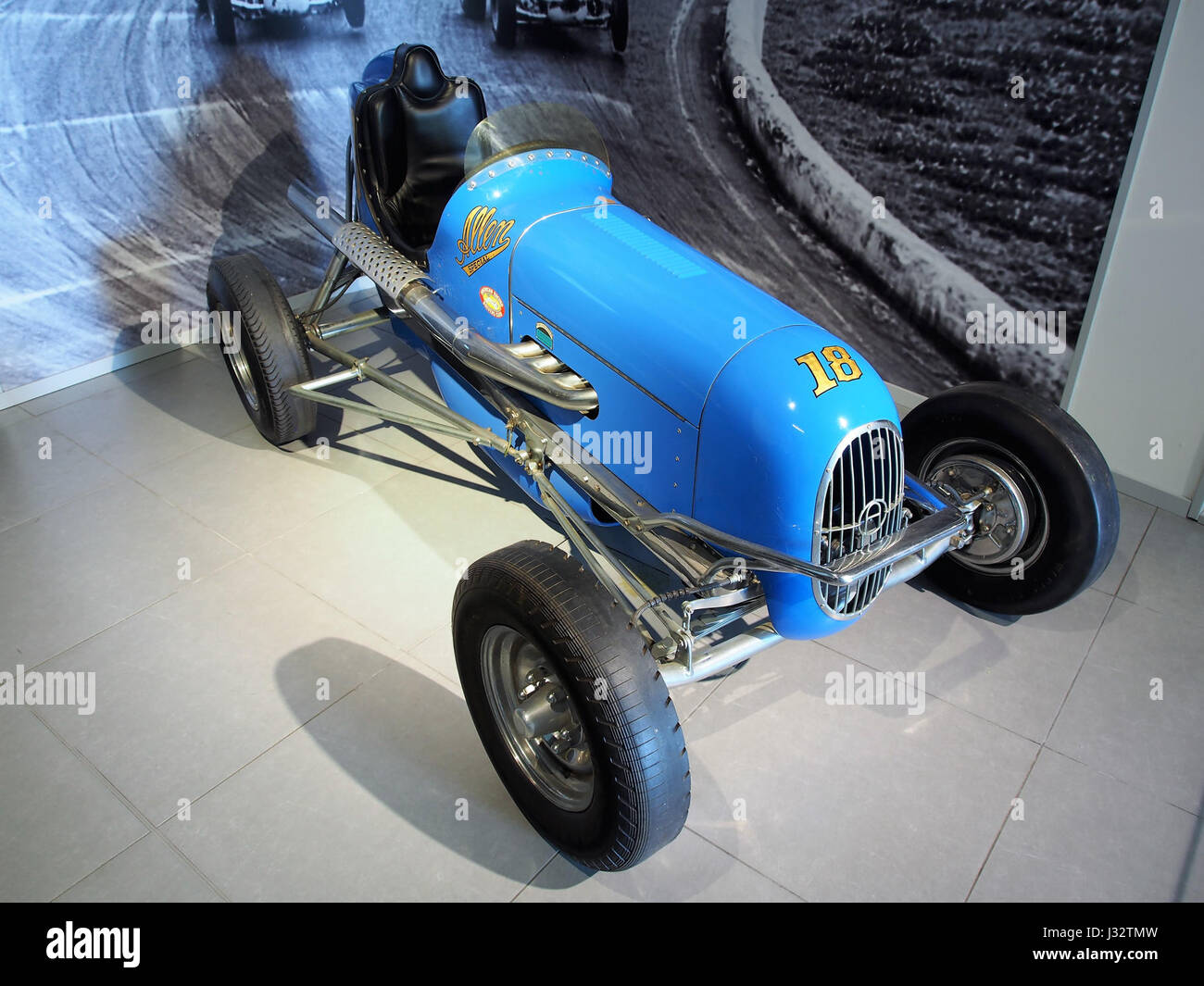 Das Bild zeigt einen 1938 Inbus Special mit einem Offenhauser-Motor mit 1800 ccm Motor und 170 PS, was das Design und die Technik des Fahrzeugs aus der Vorkriegszeit unterstreicht. Stockfoto