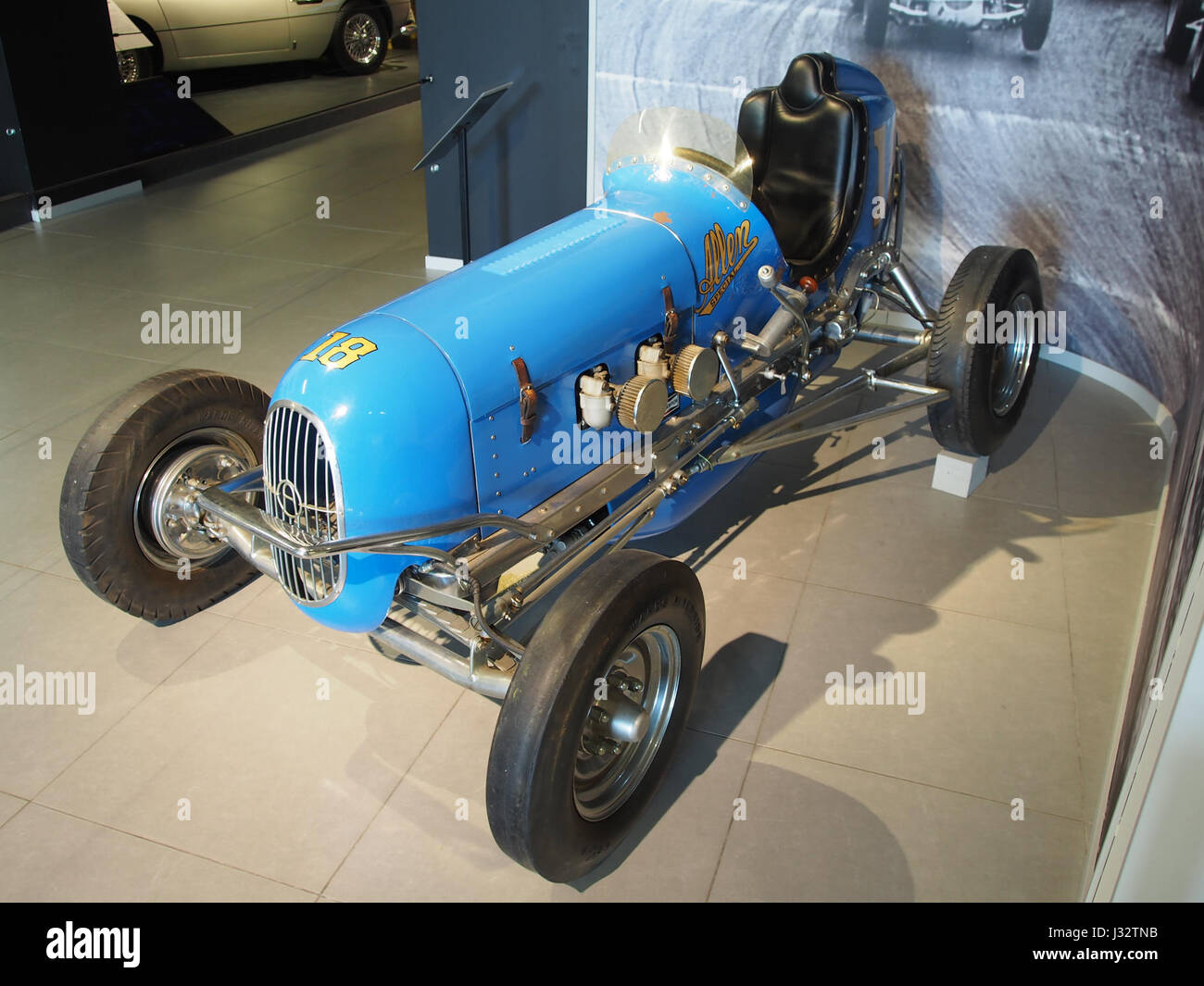 Der 1938 Allen Special ist ein klassischer Rennwagen mit 1800 ccm Offenhauser-Motor und einer Leistung von 170 PS. Dieses Foto zeigt das Fahrzeug in Aktion und zeigt seine Geschwindigkeit und sein Design. Stockfoto