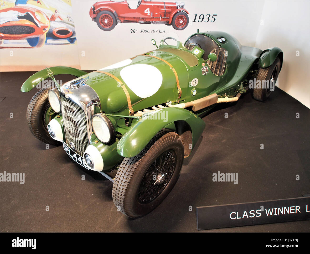 Dieses Foto zeigt den Lagonda V12 von 1939, einen 4,5-Liter-12-Zylinder-Rennwagen, der Teil des Werksteams beim 24-Stunden-Rennen von Le Mans ist. Es ist ein bedeutendes Beispiel für die Fahrzeugtechnik und -Konstruktion vor dem Zweiten Weltkrieg. Stockfoto