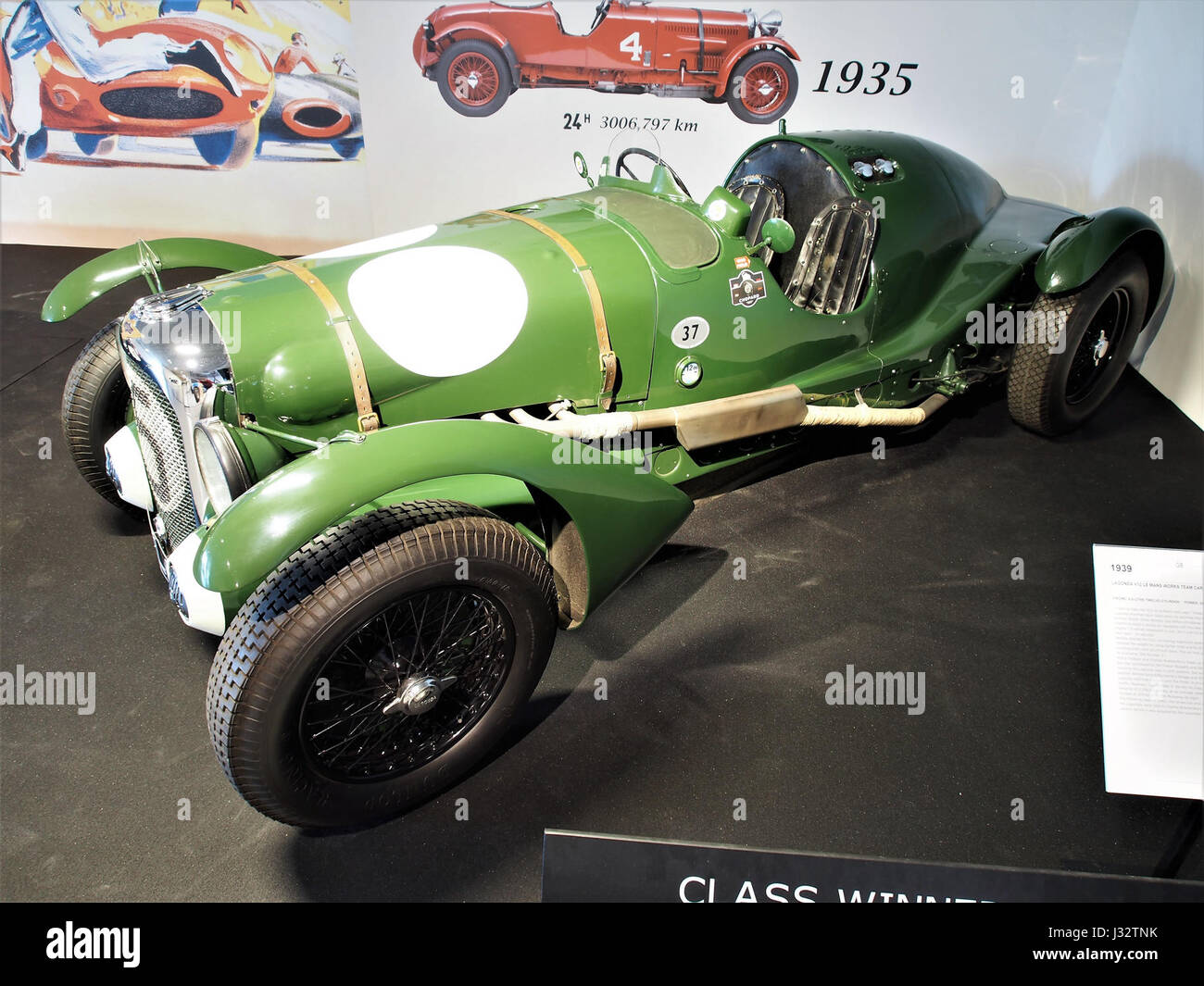 Der 1939 Lagonda V12 Le Mans Works Team Car, angetrieben von einem 4,5-Liter-12-Zylinder-Motor, war ein legendärer Einstieg in das prestigeträchtige 24-Stunden-Rennen von Le Mans. Dieser Wagen repräsentiert den Höhepunkt der britischen Ingenieurskunst in der Vorkriegszeit und ist ein Klassiker in der Automobilgeschichte. Stockfoto