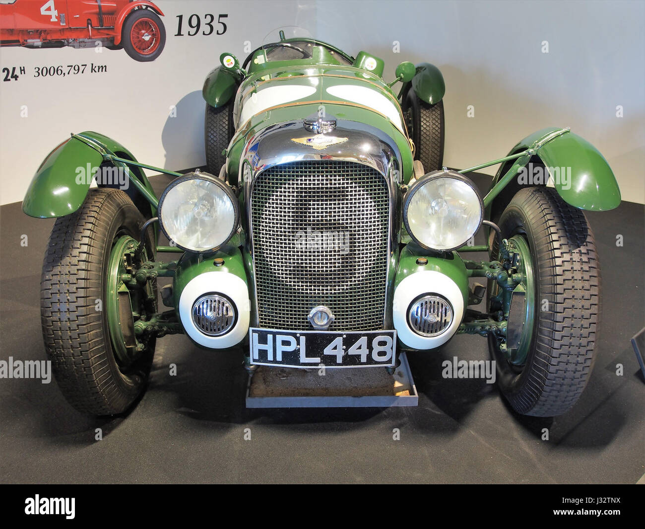 Der 1939er Lagonda V12 Le Mans Works Team Car, ein 4,5-Liter-12-Zylinder-Fahrzeug, war Teil des berühmten Le Mans Works Teams. Dieses Fahrzeug ist bekannt für seine exzellente Technik und seine Rolle im Langstreckensport. Stockfoto