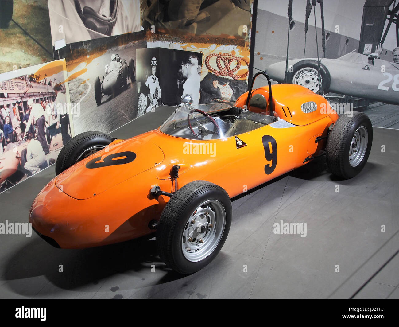 Der Porsche 718/2 Formel-II-Rennwagen 1960 ist ein historisches Rennfahrzeug, das für sein leichtes Design und seinen leistungsstarken Motor bekannt ist. Dieses Modell war Teil des Einstiegs von Porsche in die Formel-II-Rennstrecke und verfügte zu seiner Zeit über fortschrittliche Ingenieurskunst. Die Leistung und das Design des 718/2 machten ihn zu einem bedeutenden Konkurrenten im Motorsport in den frühen 1960er Jahren Stockfoto