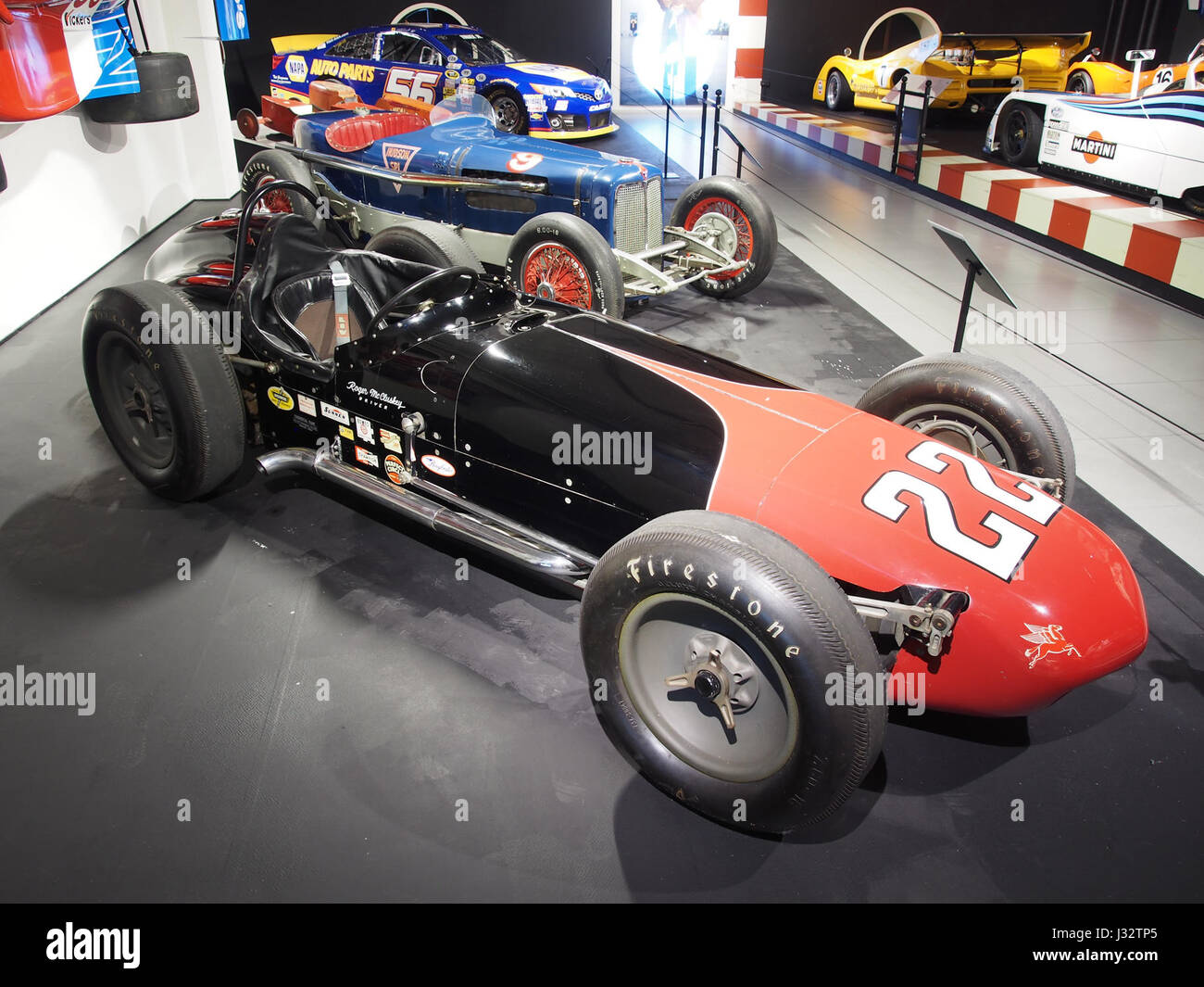 Dieses Foto zeigt den 1961 Watson Indianapolis, ein Rennwagen mit 4,1-Liter-Motor und 4-Zylinder-Konfiguration, der 275 km/h erreichen kann Es ist ein bemerkenswertes Beispiel für die Renntechnik Mitte des 20. Jahrhunderts. Stockfoto