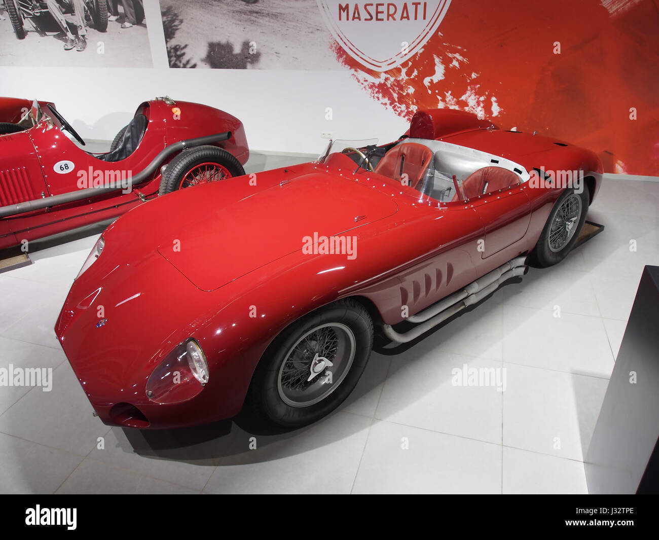 Der 1957 Maserati 300S ist ein klassischer Sportwagen mit 6-Zylinder-Motor, der 280 PS aus seinem 3-Liter-Hubraum liefert. Dieses legendäre Fahrzeug, das für sein schlankes Design und seine Leistung bekannt ist, steht für Maseratis hervorragende Ingenieurskunst in den späten 1950er Jahren und ist damit ein bedeutendes Modell in der Automobilgeschichte. Stockfoto