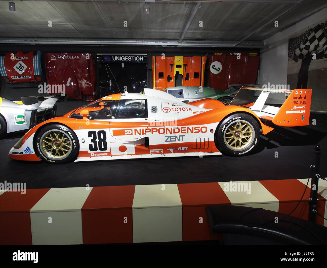 Der 1993 Toyota TS-010 ist ein Rennwagen, der für die 24 Stunden von Le Mans entwickelt wurde. Mit einem V10-Motor und 600 PS markierte er Toyotas anhaltenden Vorstoß zum Sieg im Langstreckenrennen. Stockfoto