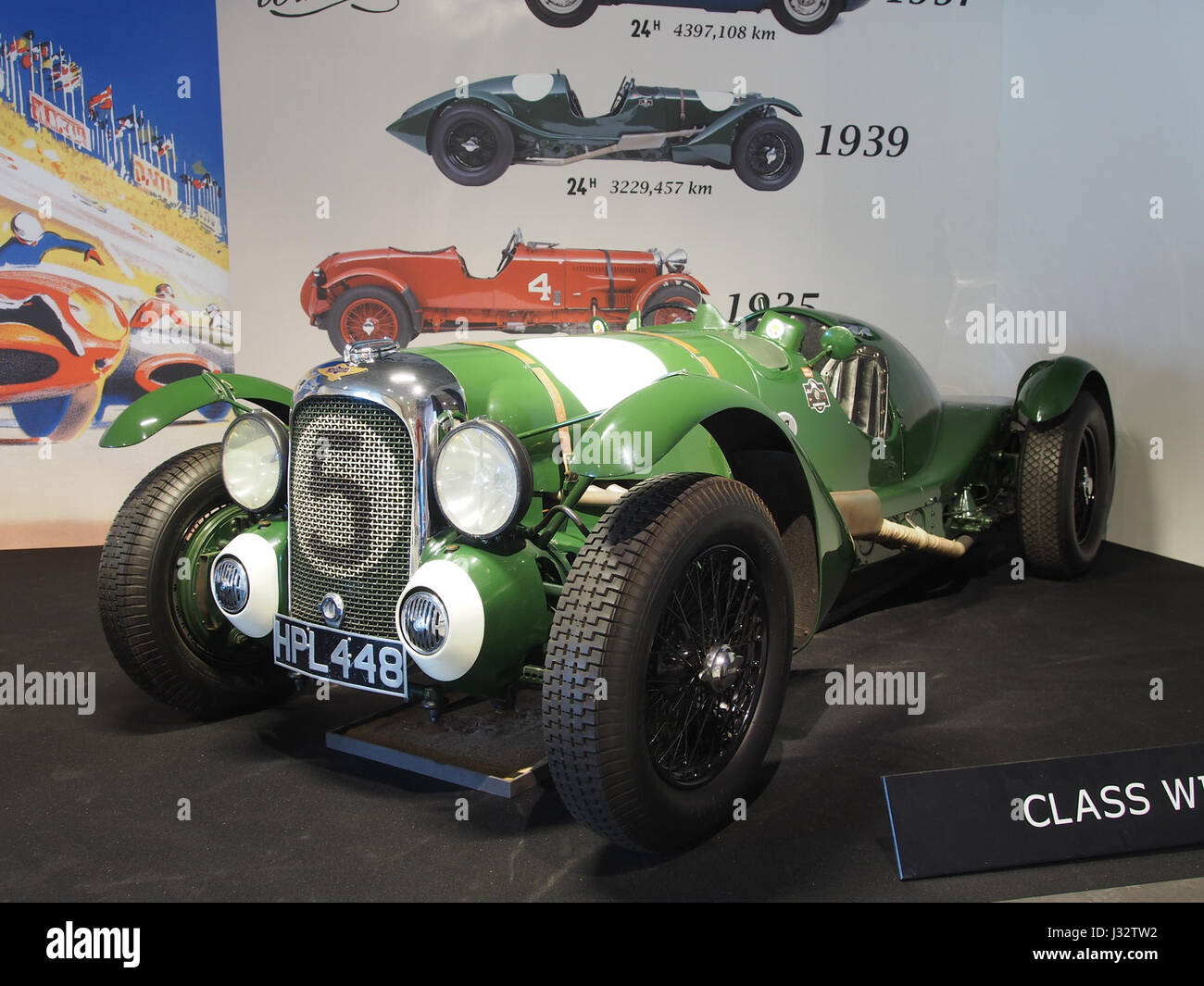 Das Bild zeigt einen 1939er Lagonda V12 Le Mans Works Team, ein 4,5-Liter-12-Zylinder-Automobil, das für den Langstreckensport entwickelt wurde. Das Auto, bekannt für seine hohe Leistung, war ein prominenter Anwärter während des 24-Stunden-Rennens von Le Mans in den späten 1930er Jahren und zeigte fortschrittliche Technik und Renndesign der damaligen Zeit. Stockfoto