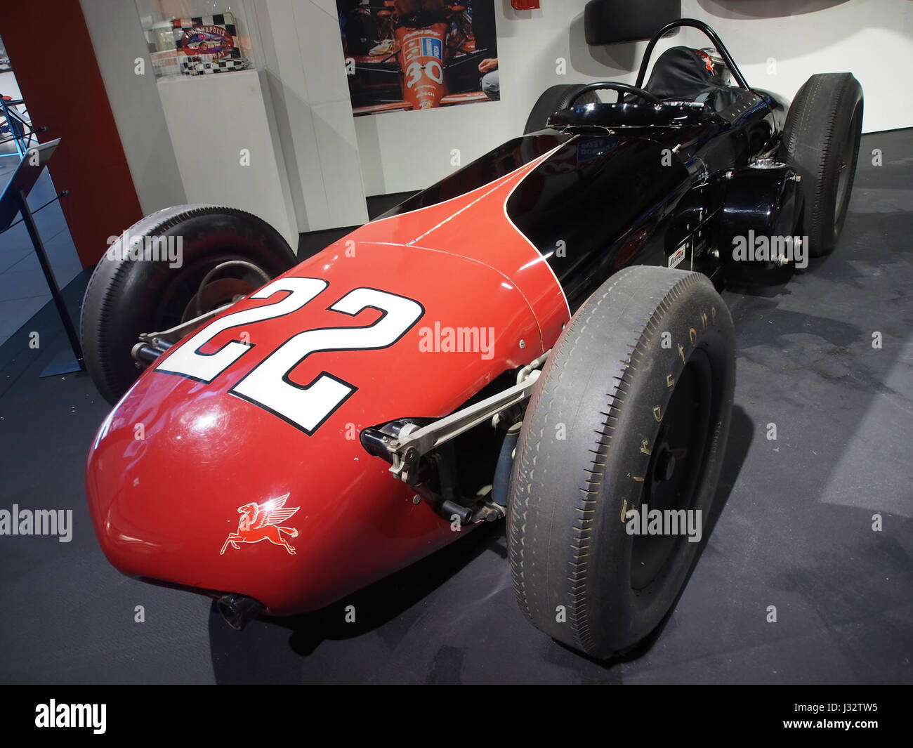 Ein 1961 Watson Indianapolis Rennwagen, angetrieben von einem 4,1-Liter-Vierzylindermotor mit 450 PS und Geschwindigkeiten von bis zu 275 km/h. Dieses Fahrzeug ist ein bedeutendes Beispiel für die Motorsporttechnik der Mitte des 20. Jahrhunderts. Stockfoto
