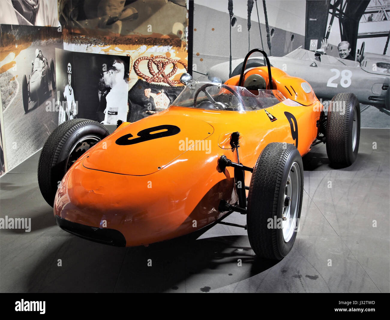 Dieses Foto zeigt einen Porsche 718/2 Formel-II-Rennwagen aus dem Jahr 1960, ein bemerkenswertes Fahrzeug in der Motorsportgeschichte. Bekannt für sein Leichtgewicht und seine aerodynamischen Eigenschaften war der Porsche 718 in den 1960er Jahren ein bedeutender Konkurrent im Formel-II-Rennen Stockfoto