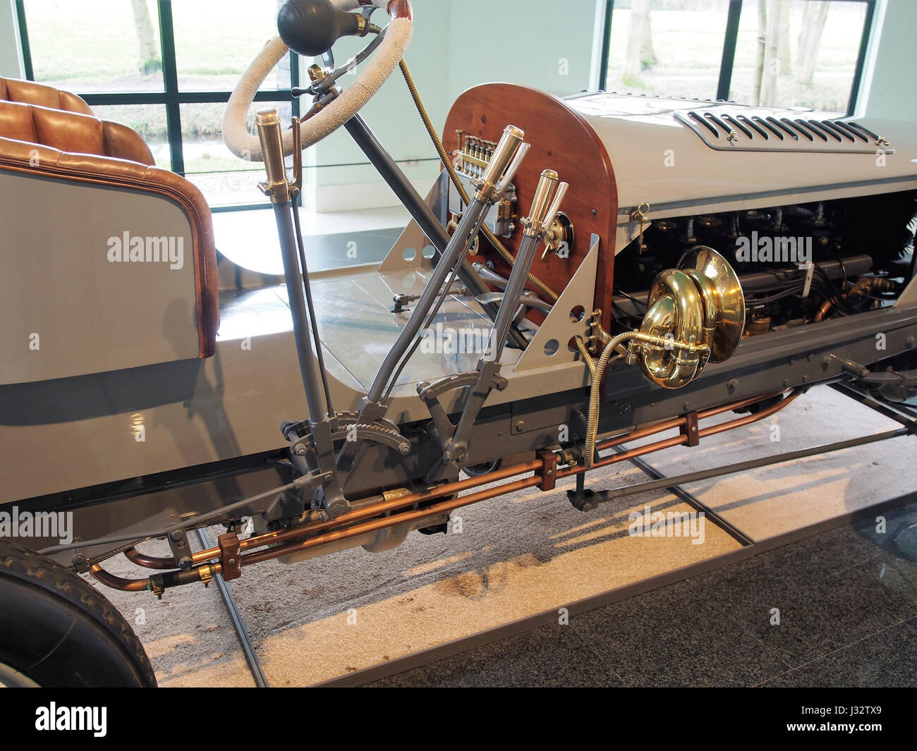Der 1903 Spyker 60 PS Allradantrieb Racing Car ist ein historisches Fahrzeug, das für sein innovatives Allradsystem und den frühen Einsatz fortschrittlicher Automobiltechnologie im Rennsport bekannt ist. Stockfoto