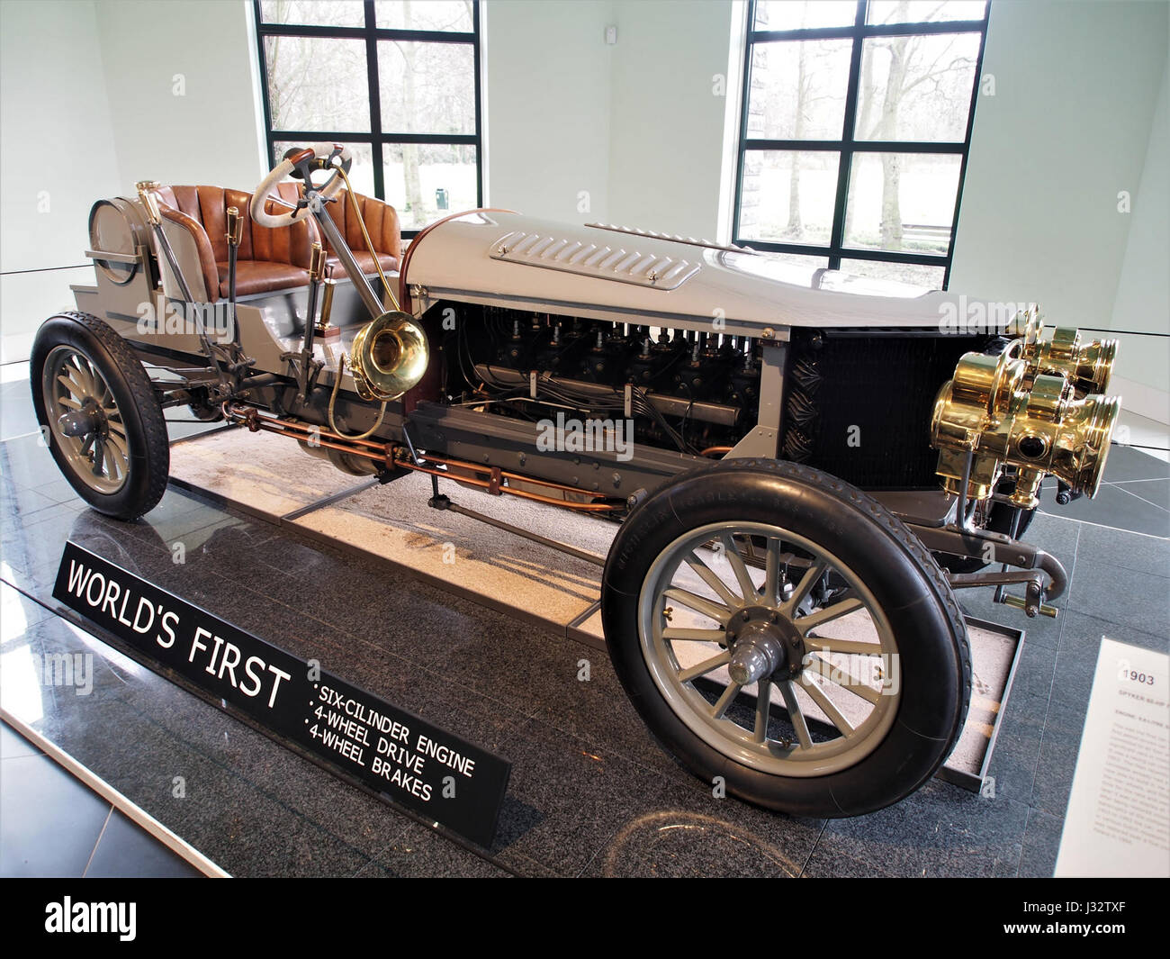 Dieses Foto zeigt einen 1903 Spyker 60HP, ein bahnbrechendes Rennauto mit Allradantrieb. Bekannt für seine innovative Technik, war das Fahrzeug eines der ersten, das Allradantrieb für Rennzwecke einbaute. Stockfoto