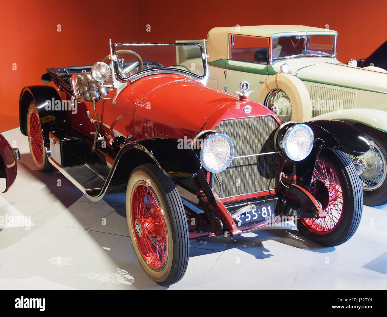 Der 1920er Stutz Bearcat ist ein Klassiker, der für seinen leistungsstarken 6-Liter-Vierzylindermotor und 80 PS bekannt ist. Es repräsentiert die amerikanische Automobiltechnik des frühen 20. Jahrhunderts. Stockfoto