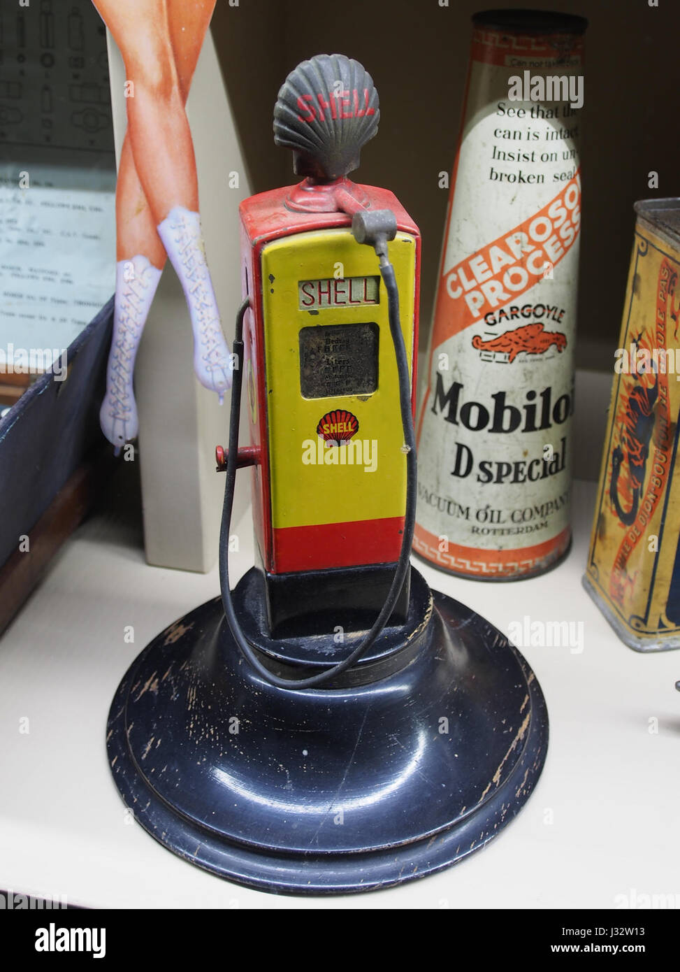 Das Bild zeigt eine alte Benzinpumpe mit einer markanten Zinnschale. Diese Pumpen wurden Anfang bis Mitte des 20. Jahrhunderts in Tankstellen in den Vereinigten Staaten eingesetzt. Stockfoto