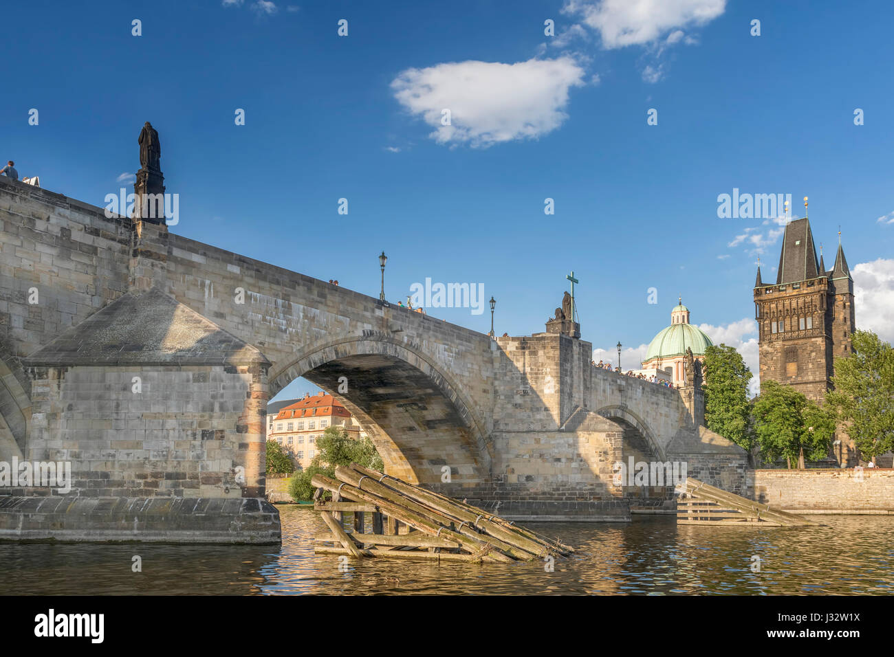 Prag, Tschechische Republik, 5. Juli 2016: die Karlsbrücke und der Altstädter Brückenturm, berühmte Sehenswürdigkeiten mit gotischen Architektur. Stockfoto